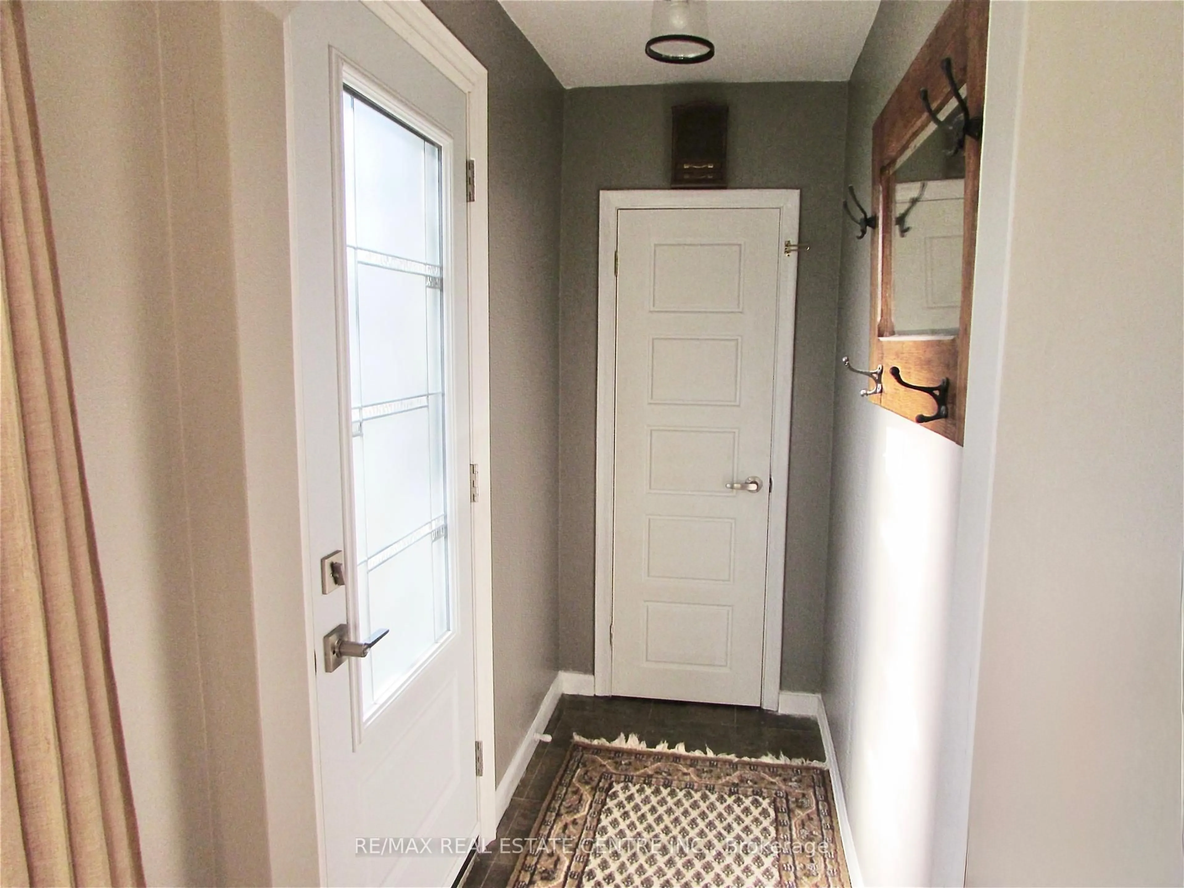 Indoor entryway for 342 East 17th St, Hamilton Ontario L9A 4M8