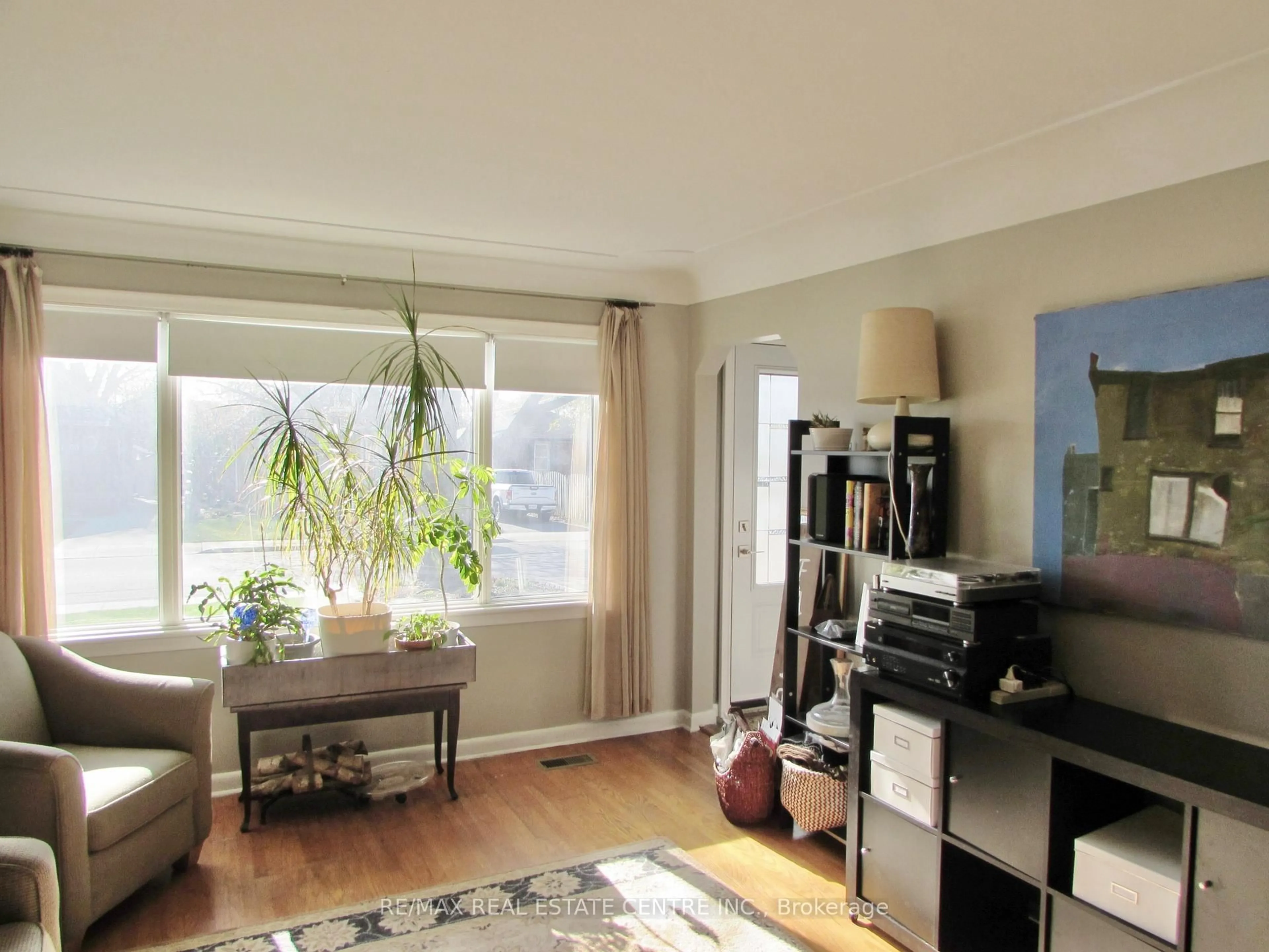 A pic of a room for 342 East 17th St, Hamilton Ontario L9A 4M8