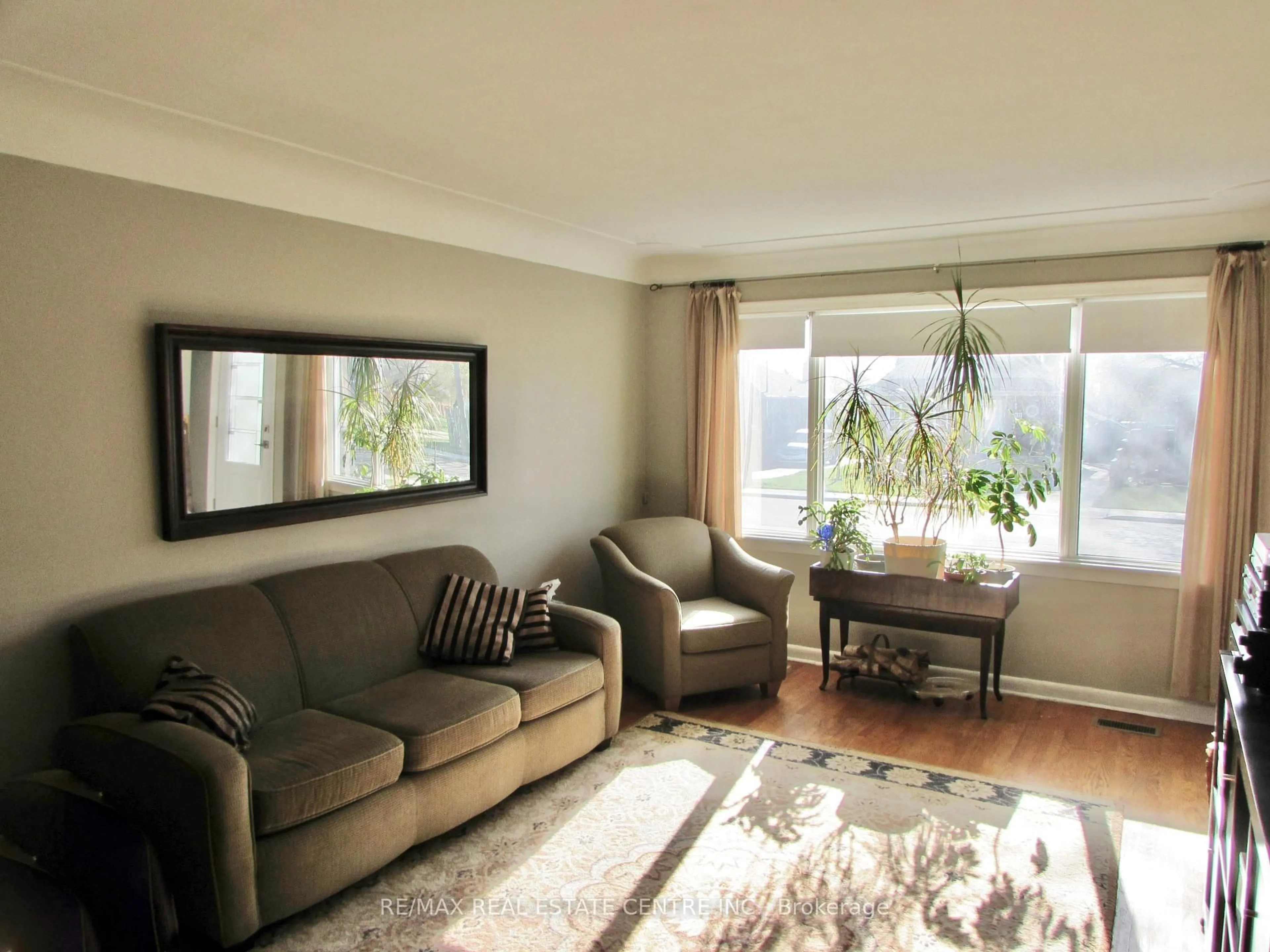 Living room with furniture, unknown for 342 East 17th St, Hamilton Ontario L9A 4M8