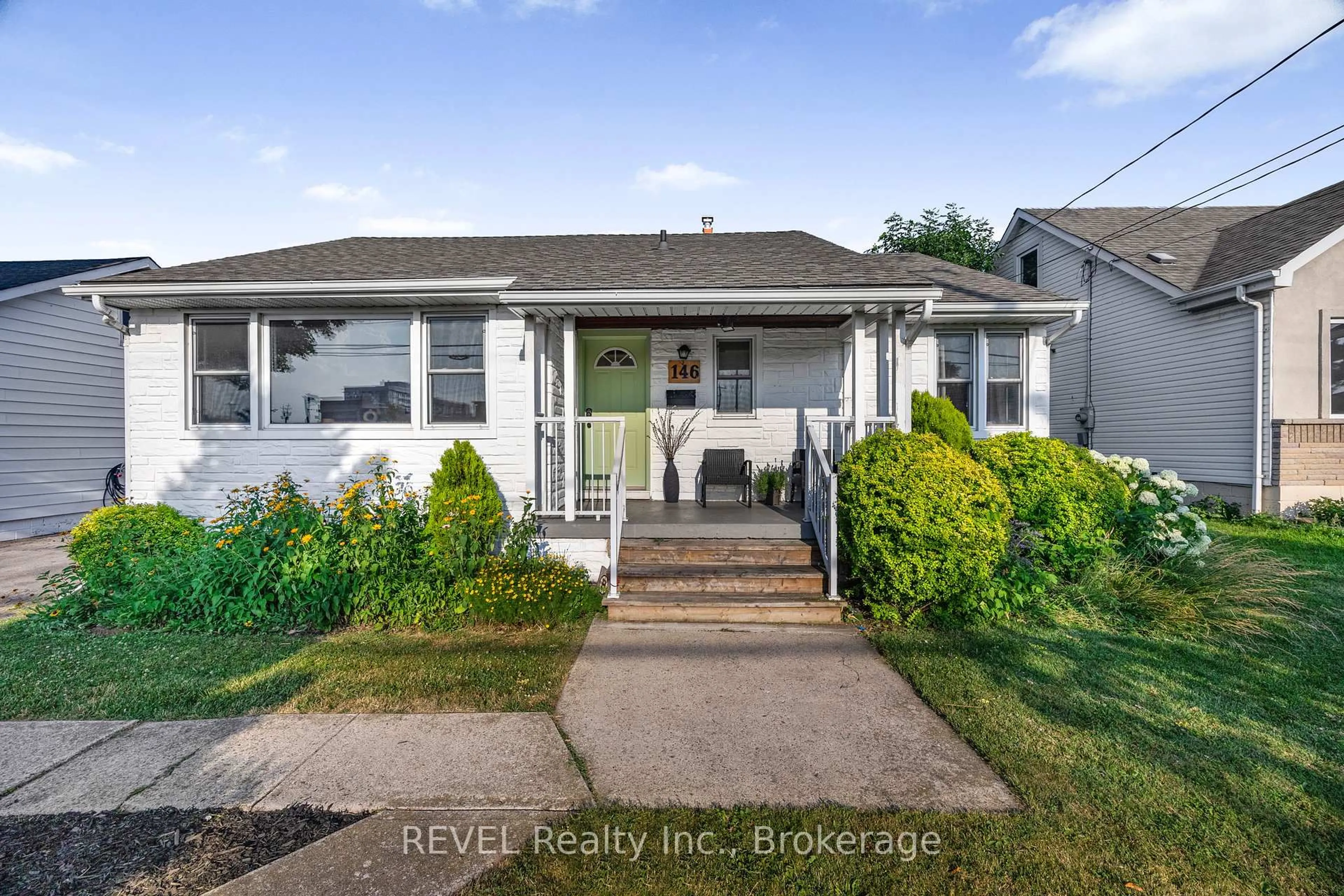 Home with vinyl exterior material, street for 146 Gray Rd, Hamilton Ontario L8G 3V2