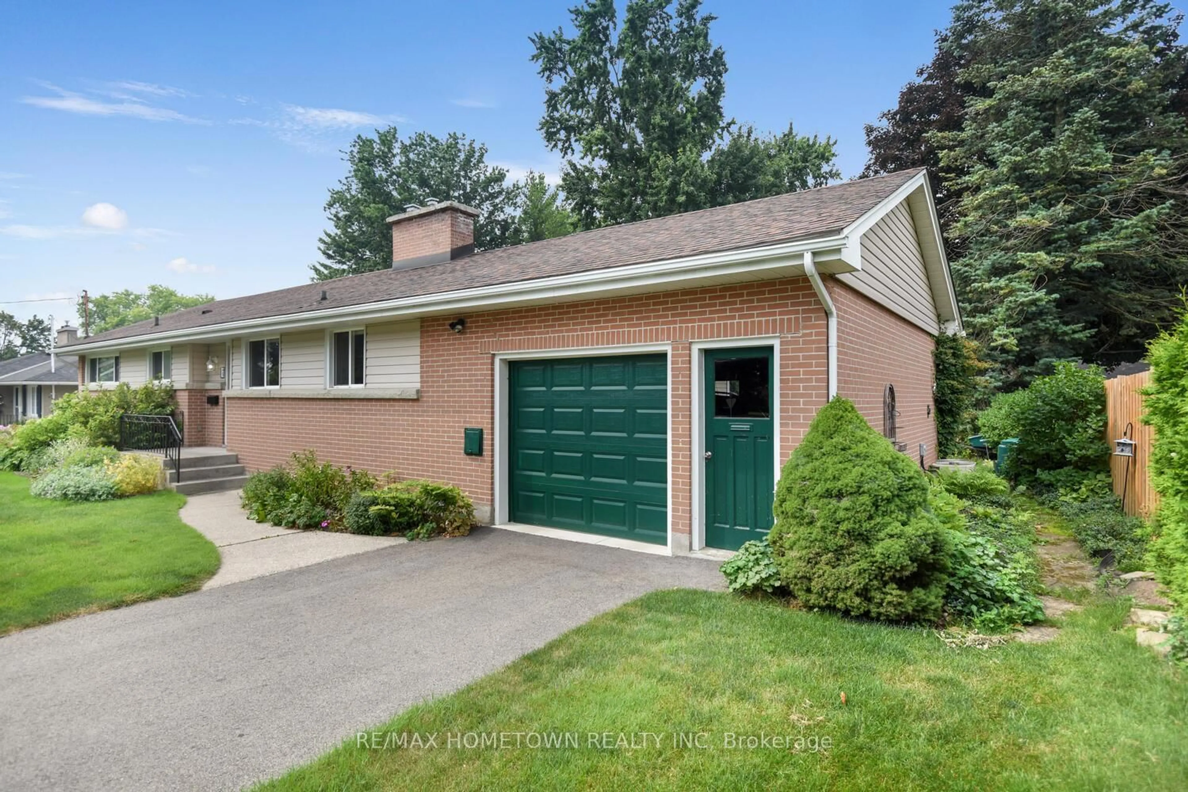Home with brick exterior material, street for 7 Geneva Crt, Brockville Ontario K6V 1M7