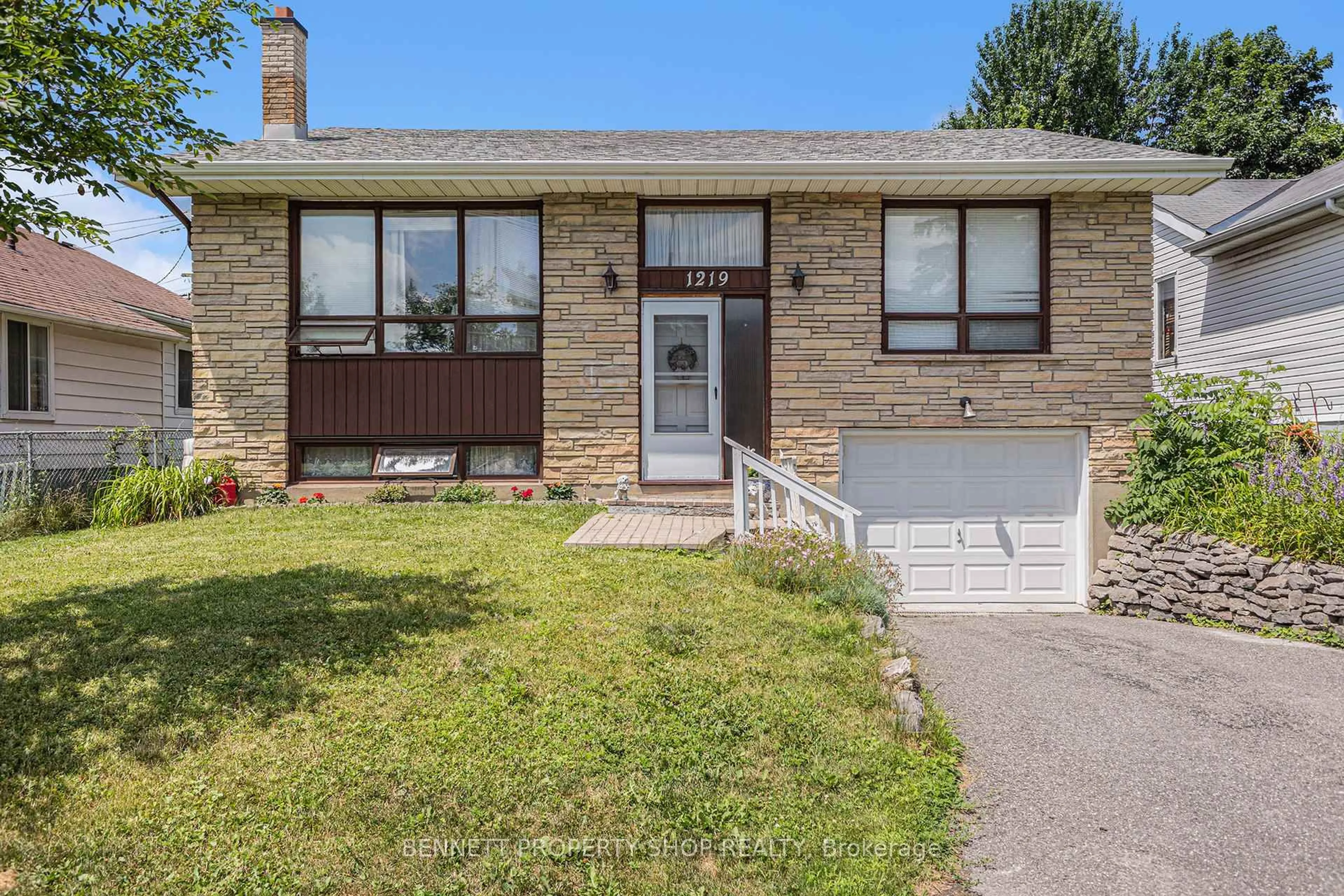 Home with brick exterior material, street for 1219 Vancouver Ave, Ottawa Ontario K1V 6V2