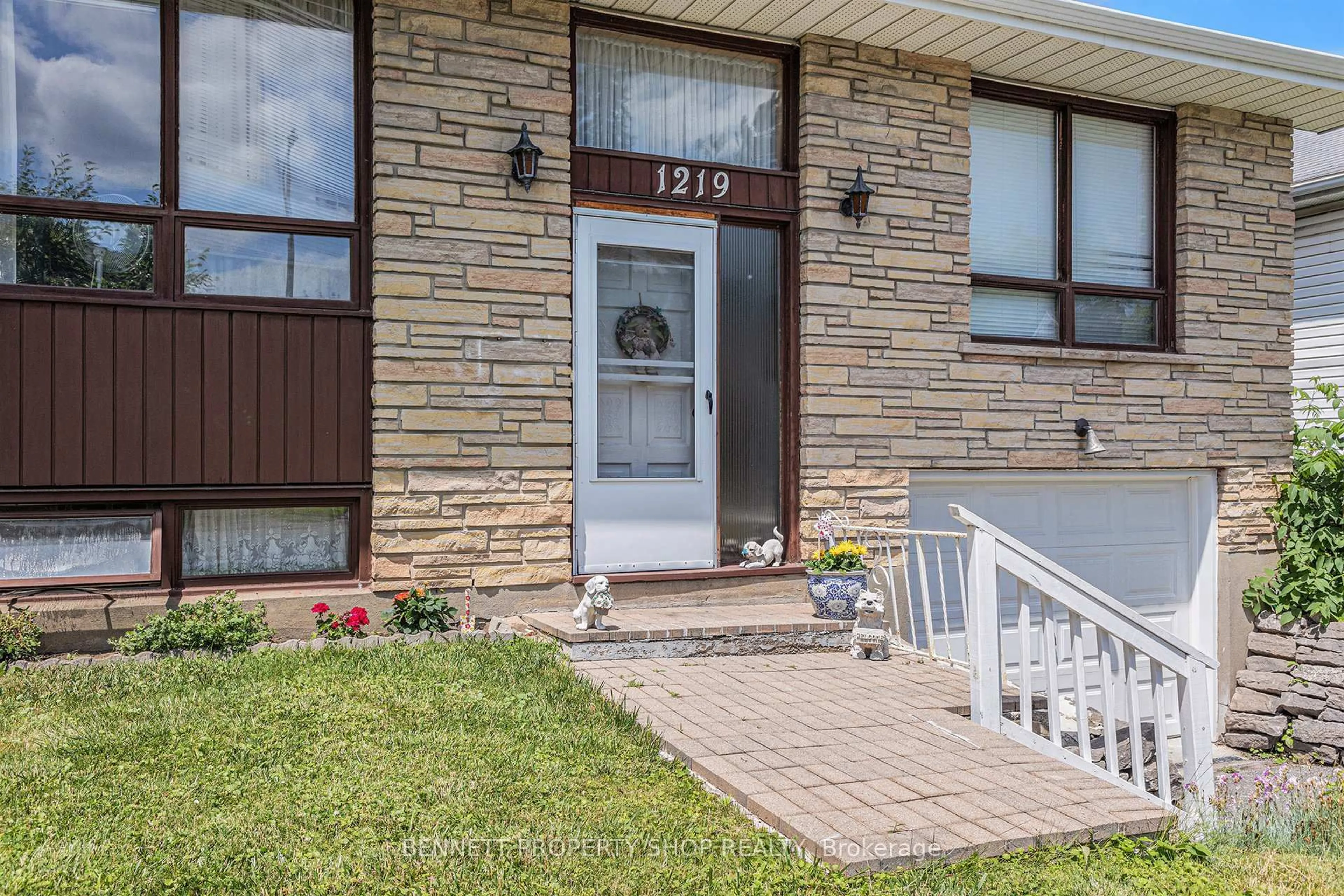 Home with brick exterior material, street for 1219 Vancouver Ave, Ottawa Ontario K1V 6V2