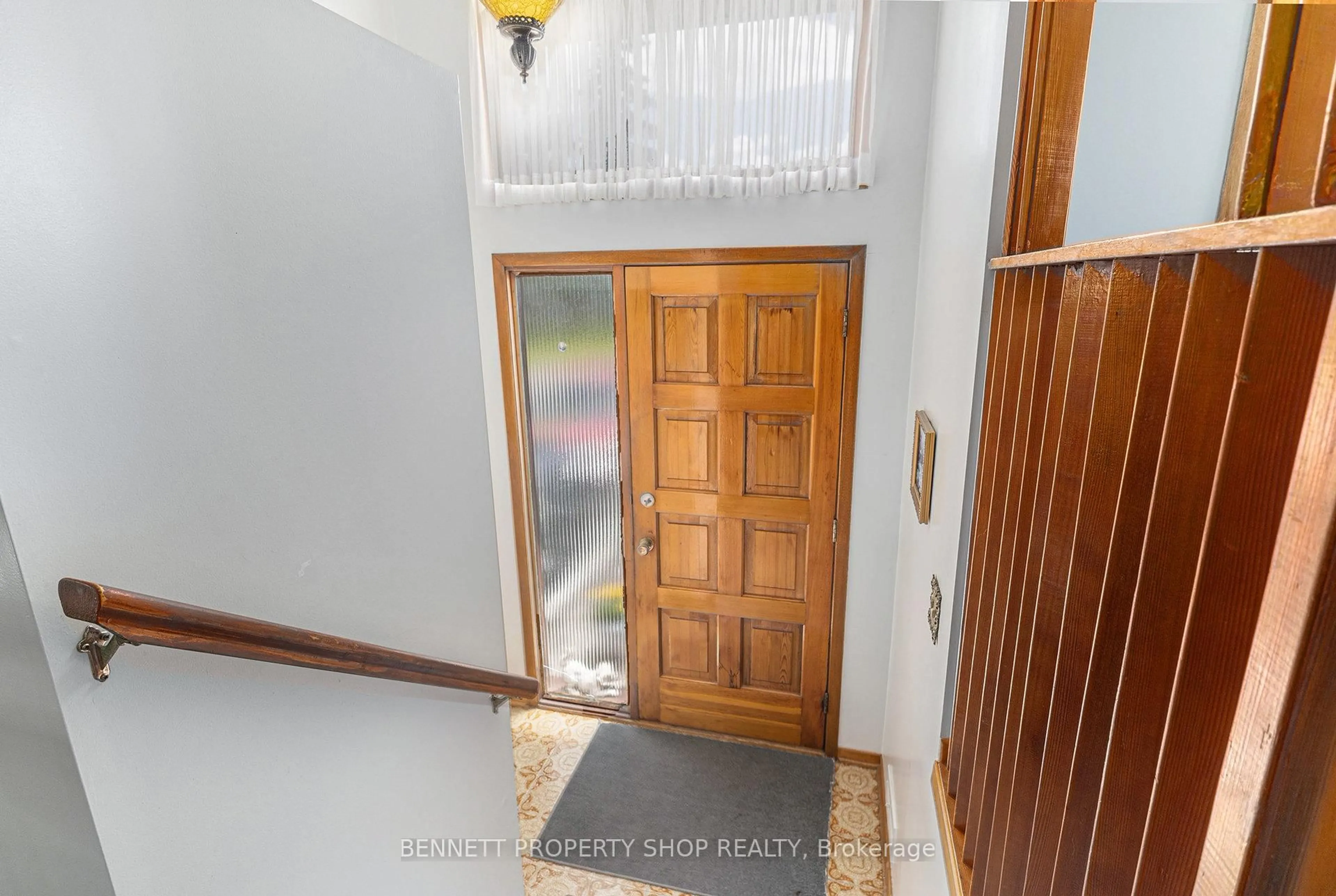 Indoor foyer for 1219 Vancouver Ave, Ottawa Ontario K1V 6V2