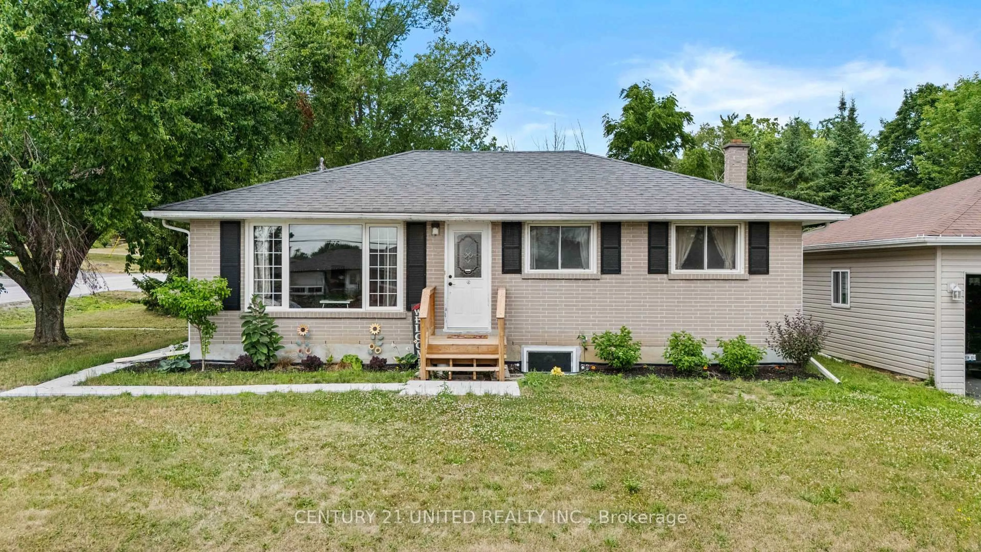 Home with vinyl exterior material, street for 300 Lindan Ave, Selwyn Ontario K9L 1K6