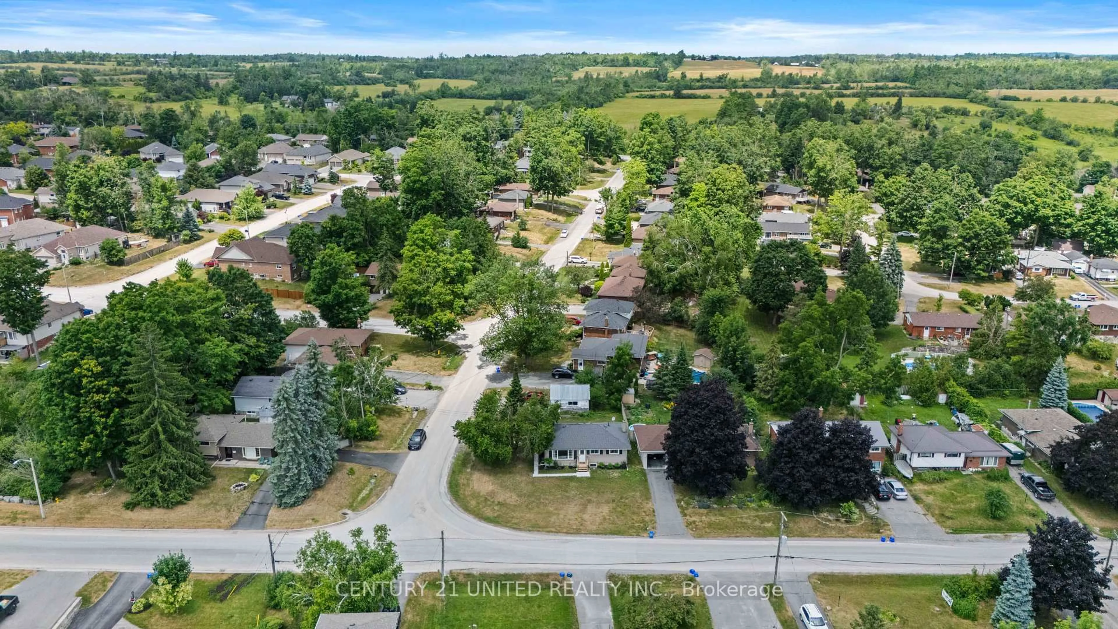 A pic from outside/outdoor area/front of a property/back of a property/a pic from drone, street for 300 Lindan Ave, Selwyn Ontario K9L 1K6