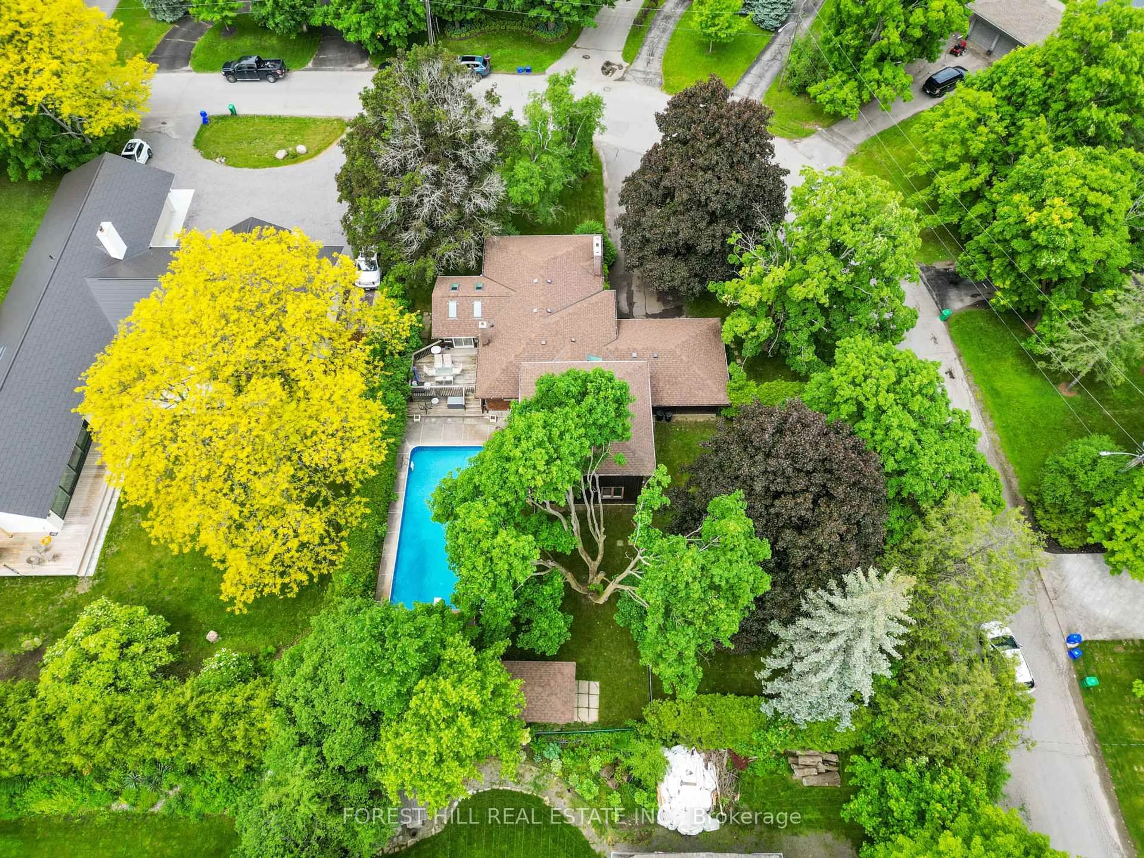 A pic from outside/outdoor area/front of a property/back of a property/a pic from drone, street for 285 Cottonwood Dr, Peterborough West Ontario K9J 6N5