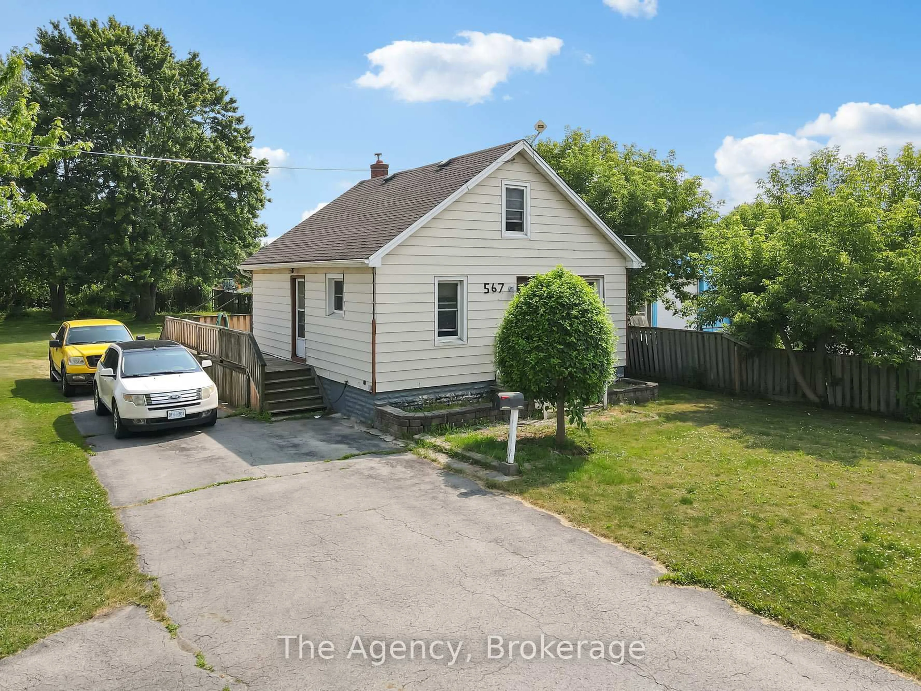 A pic from outside/outdoor area/front of a property/back of a property/a pic from drone, street for 567 KILLALY St, Port Colborne Ontario L3K 2J8
