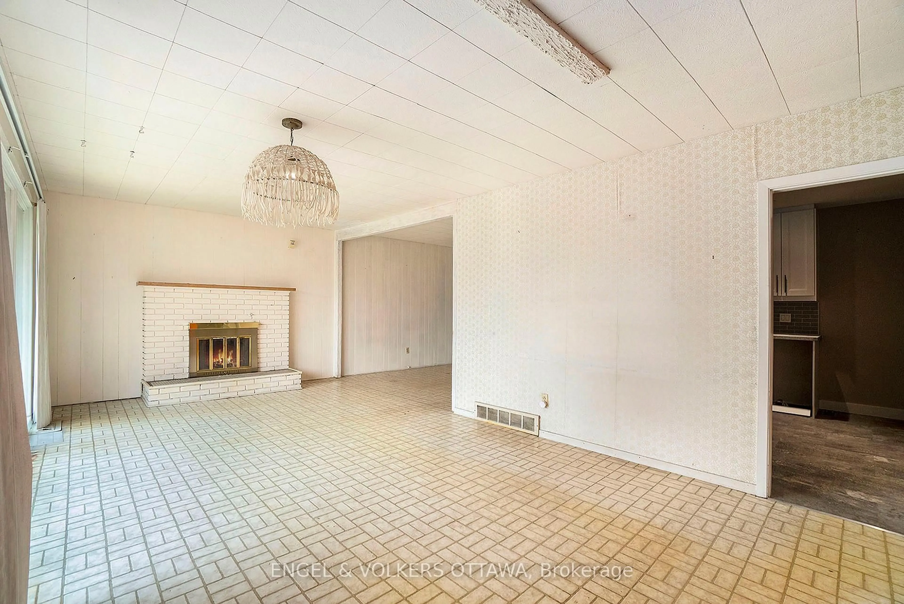 A pic of a room for 21 Hillview Rd, Ottawa Ontario K2H 5G6