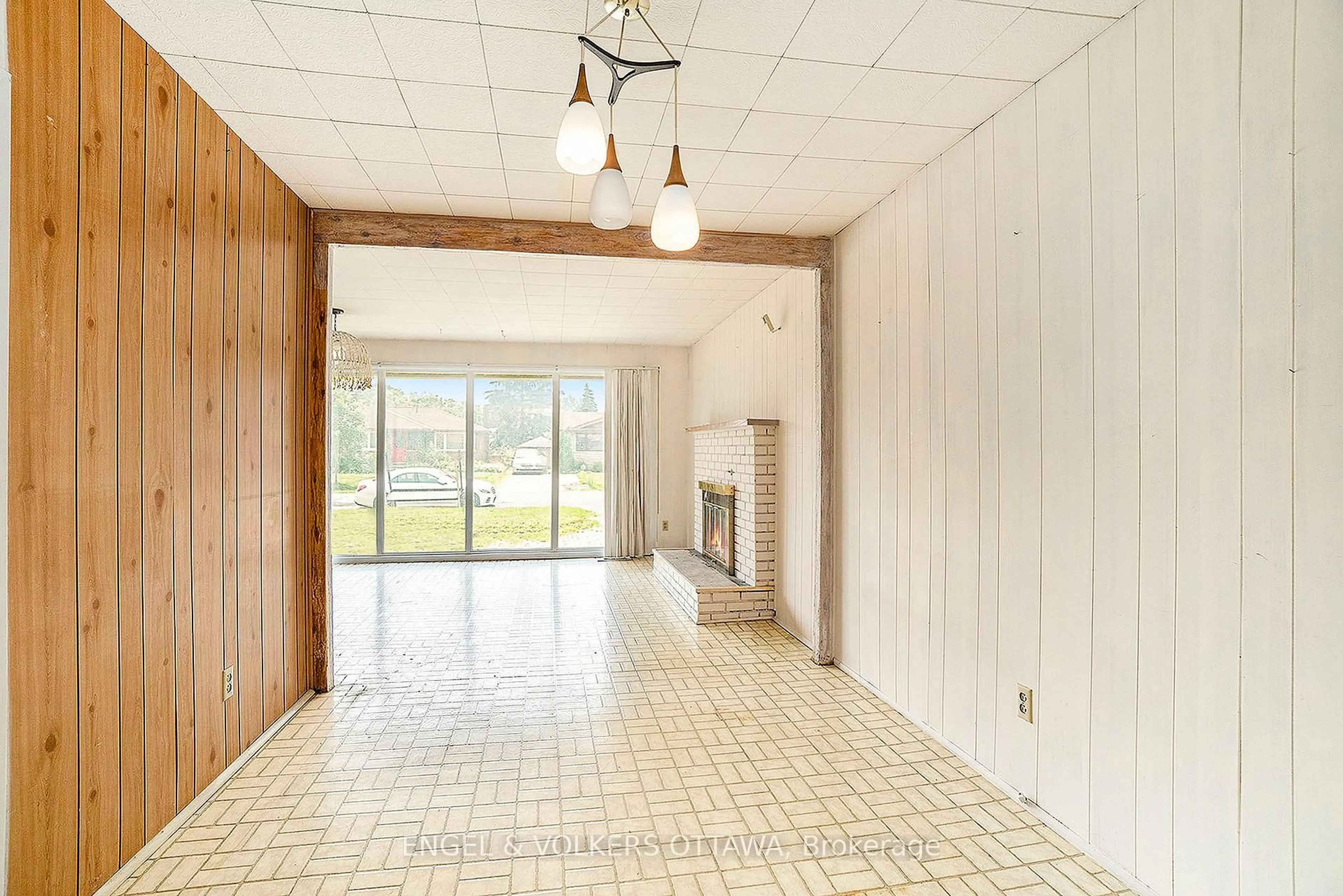Indoor foyer for 21 Hillview Rd, Ottawa Ontario K2H 5G6