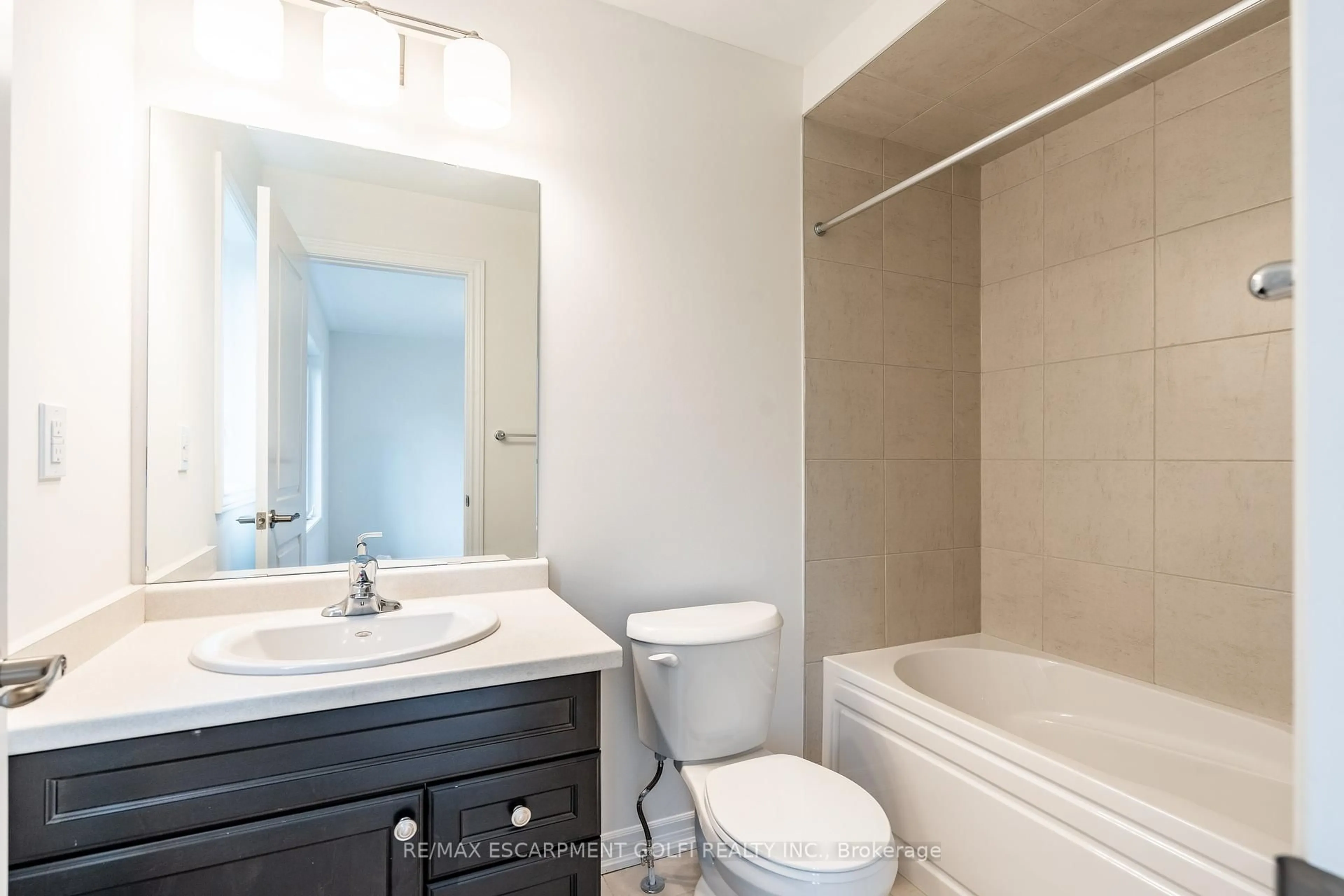 Standard bathroom, ceramic/tile floor for 620 Colborne St #20, Brantford Ontario N3T 5L5