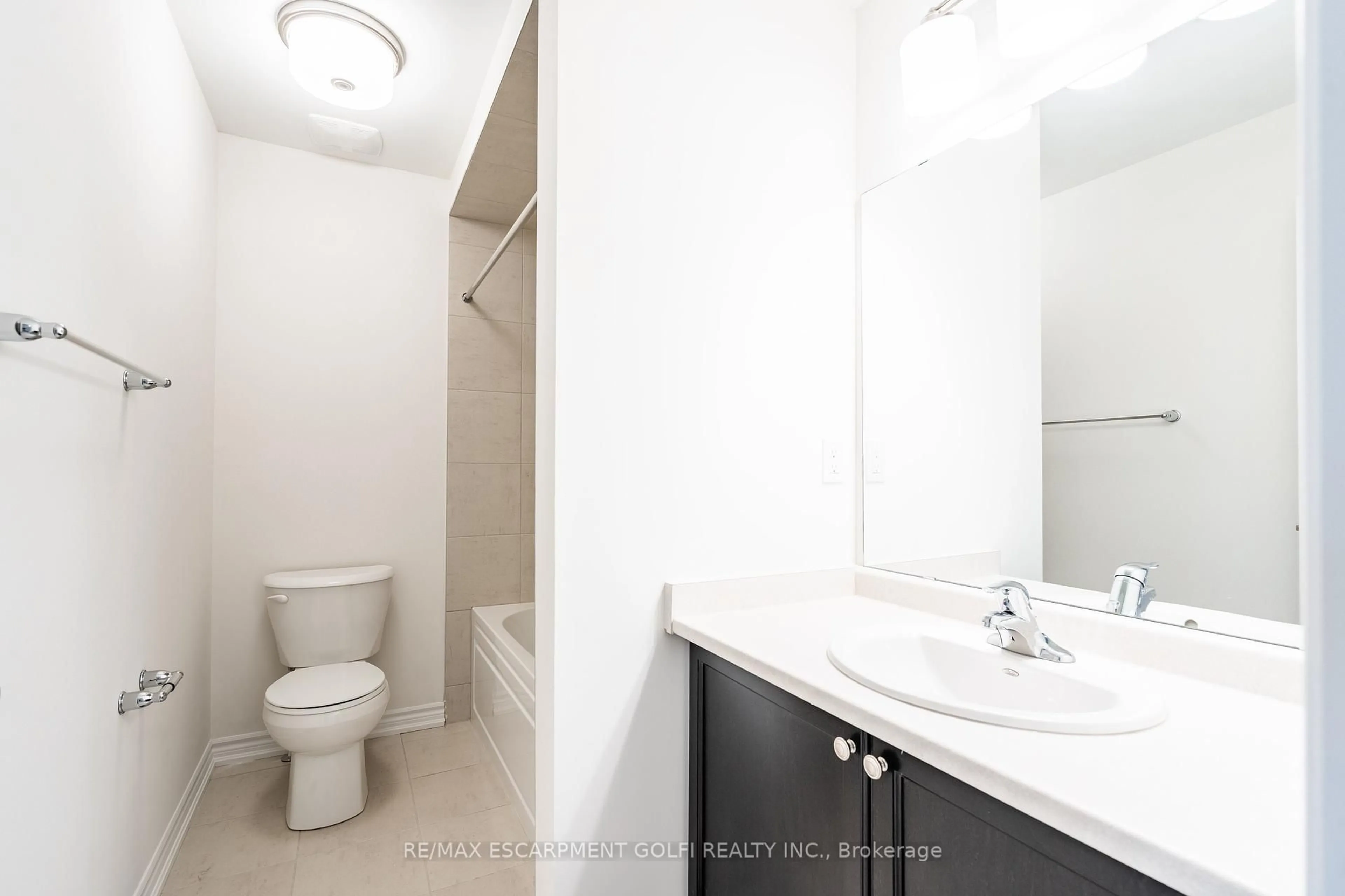 Standard bathroom, unknown for 620 Colborne St #20, Brantford Ontario N3T 5L5