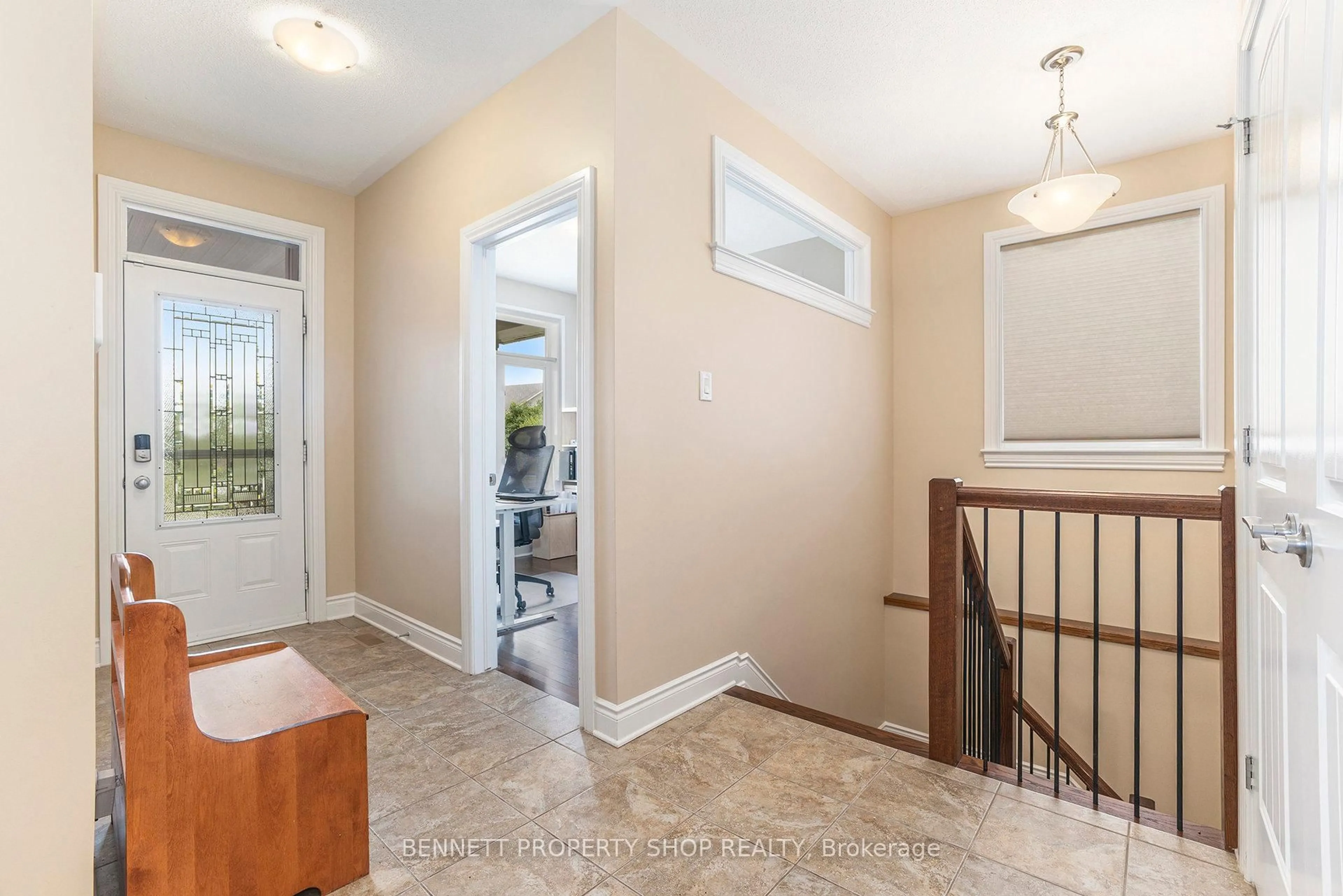 Indoor entryway for 123 Elfin Grve, Ottawa Ontario K2V 0B9
