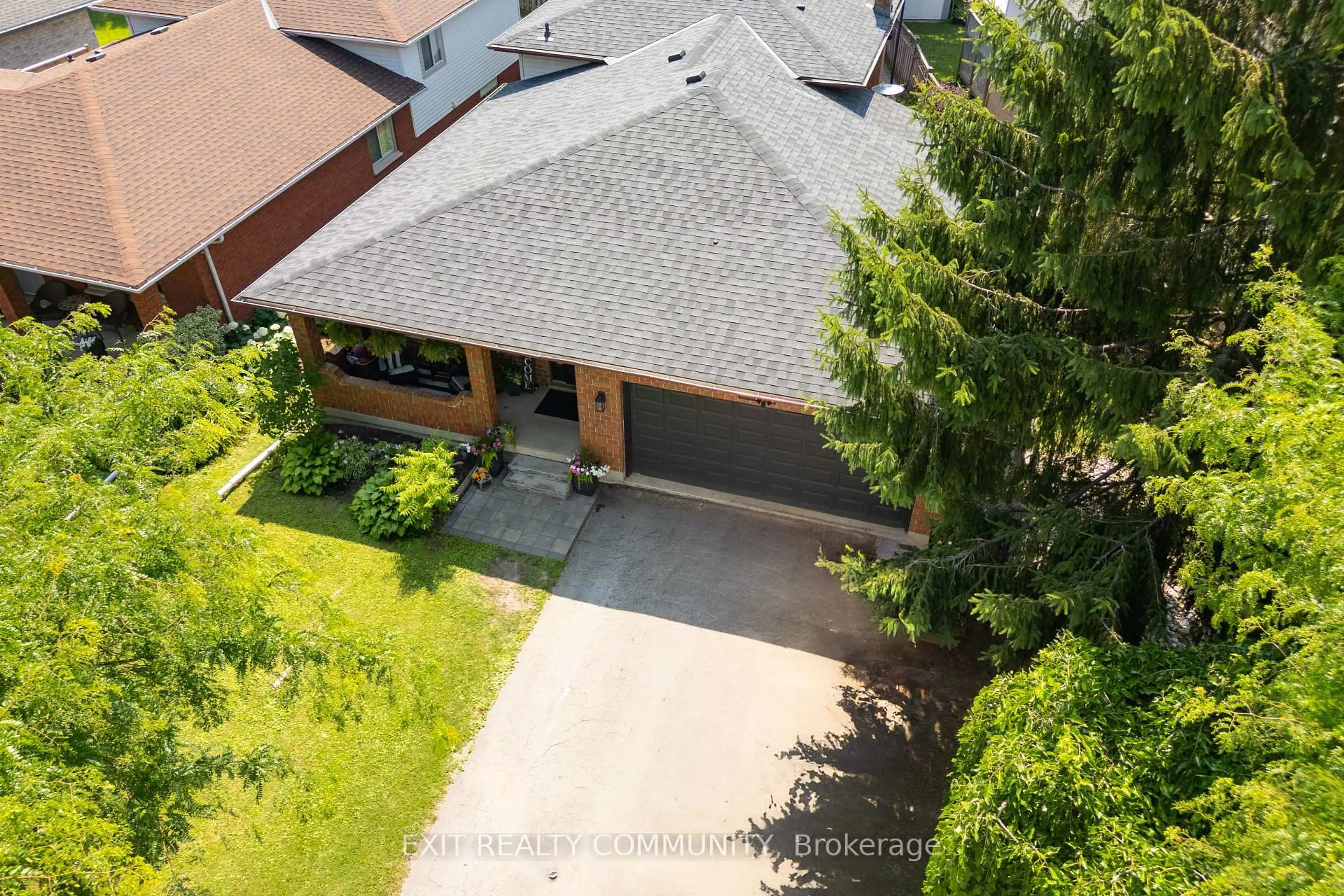 A pic from outside/outdoor area/front of a property/back of a property/a pic from drone, street for 115 Fairchild Cres, London South Ontario N6E 3E6