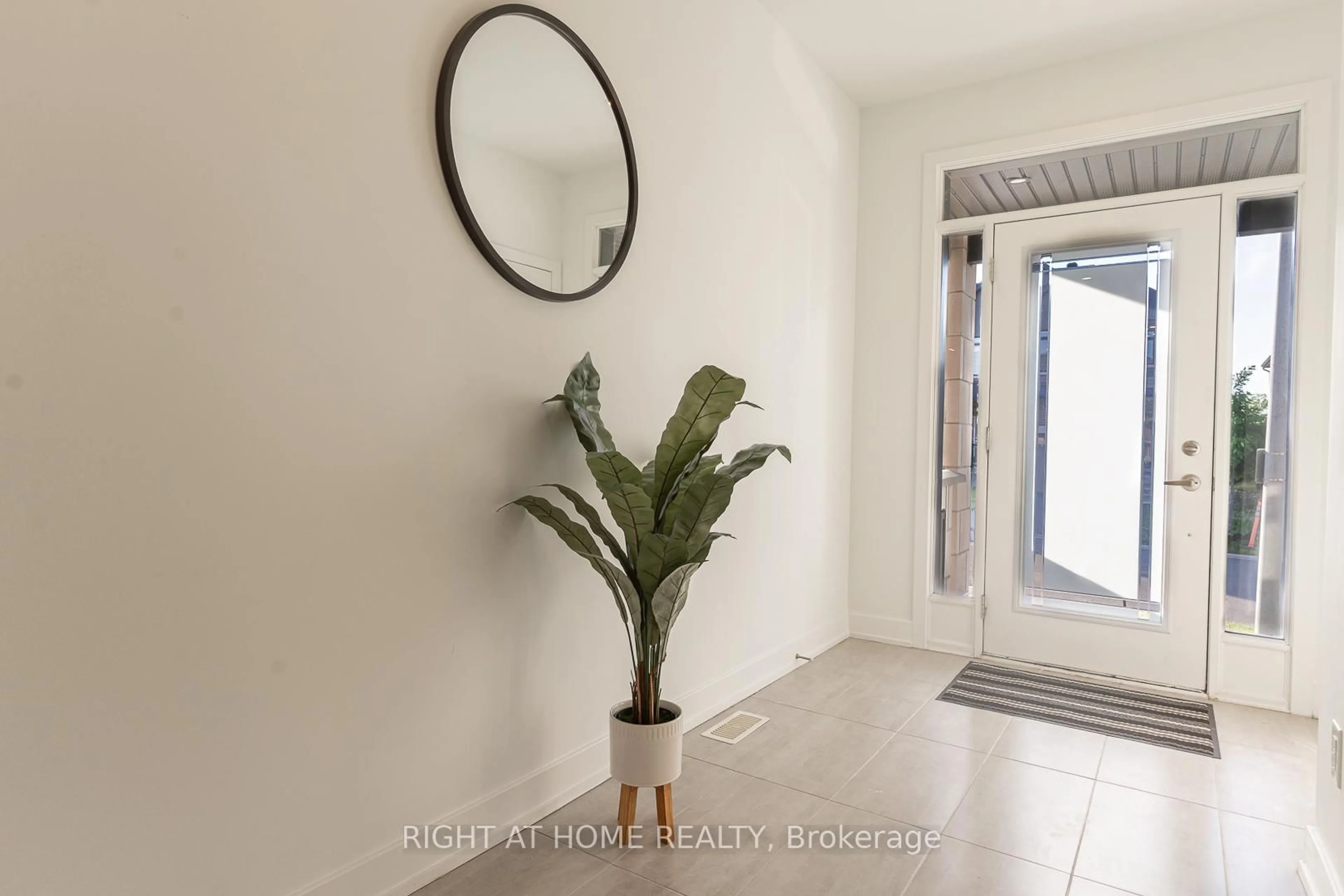Indoor entryway for 16 Nettle Cres, Ottawa Ontario K1T 0W8