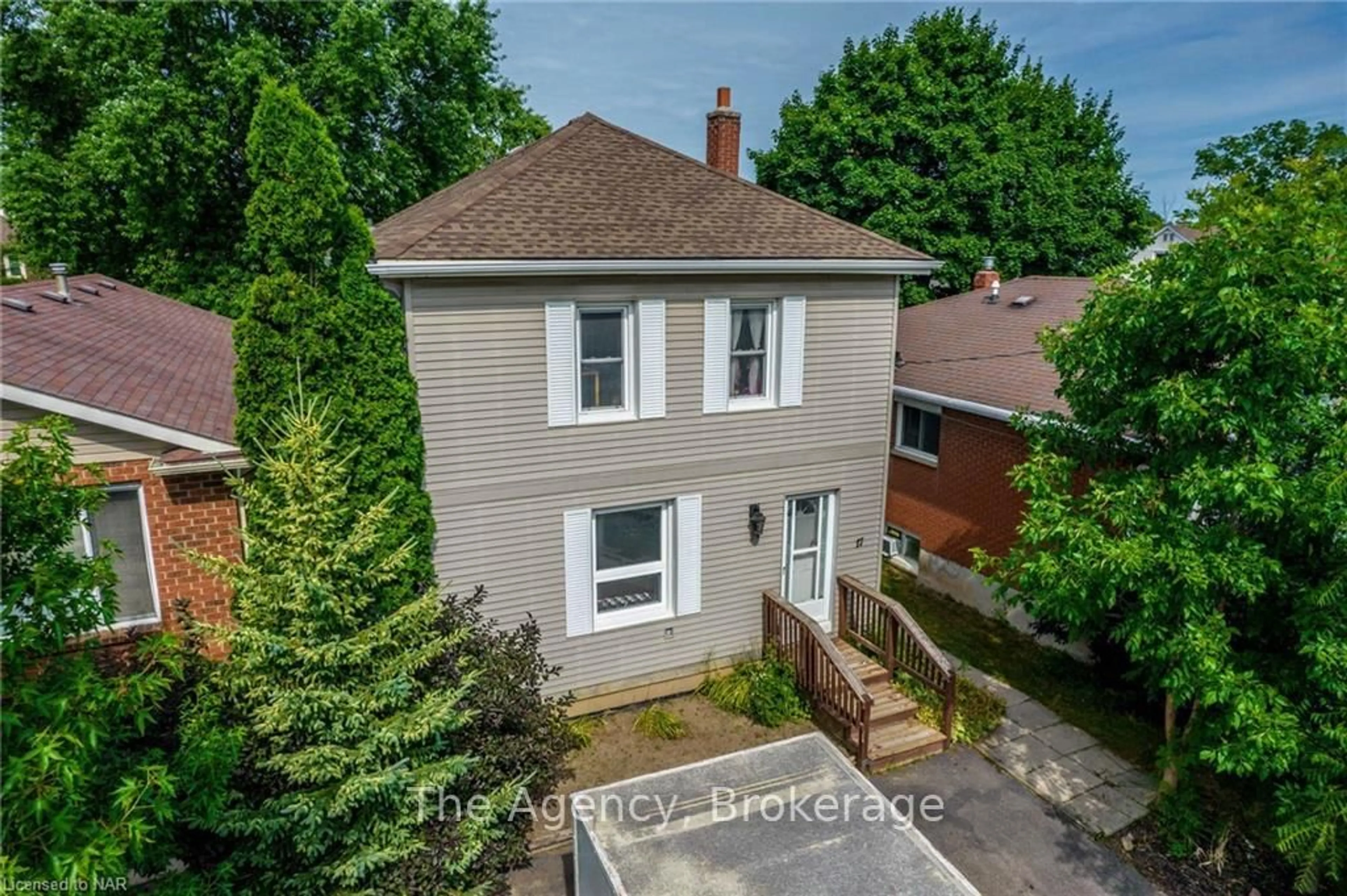 A pic from outside/outdoor area/front of a property/back of a property/a pic from drone, street for 17 Wilton Ave, Welland Ontario L3C 1Z8