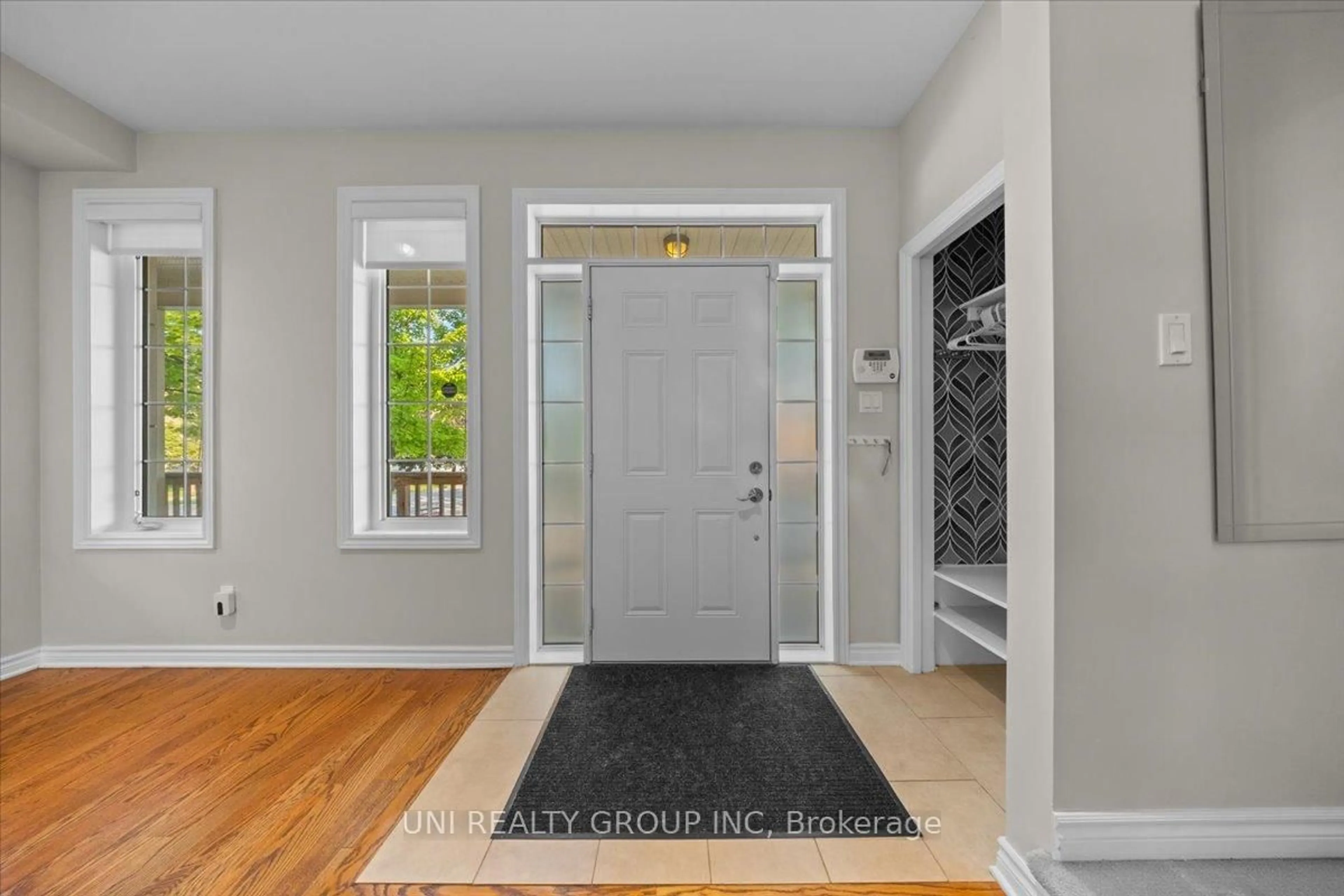 Indoor entryway for 1253 SHILLINGTON Ave, Ottawa Ontario K1Z 8A1
