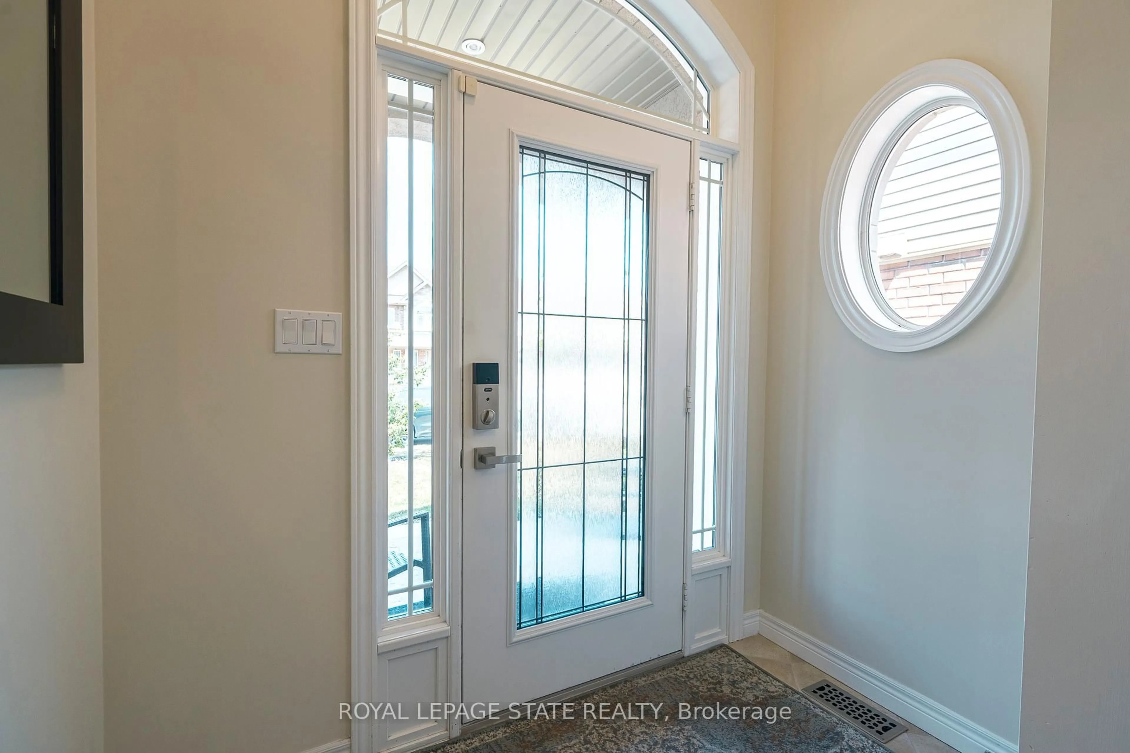 Indoor entryway for 12 Charleswood Cres, Hamilton Ontario L0R 1P0