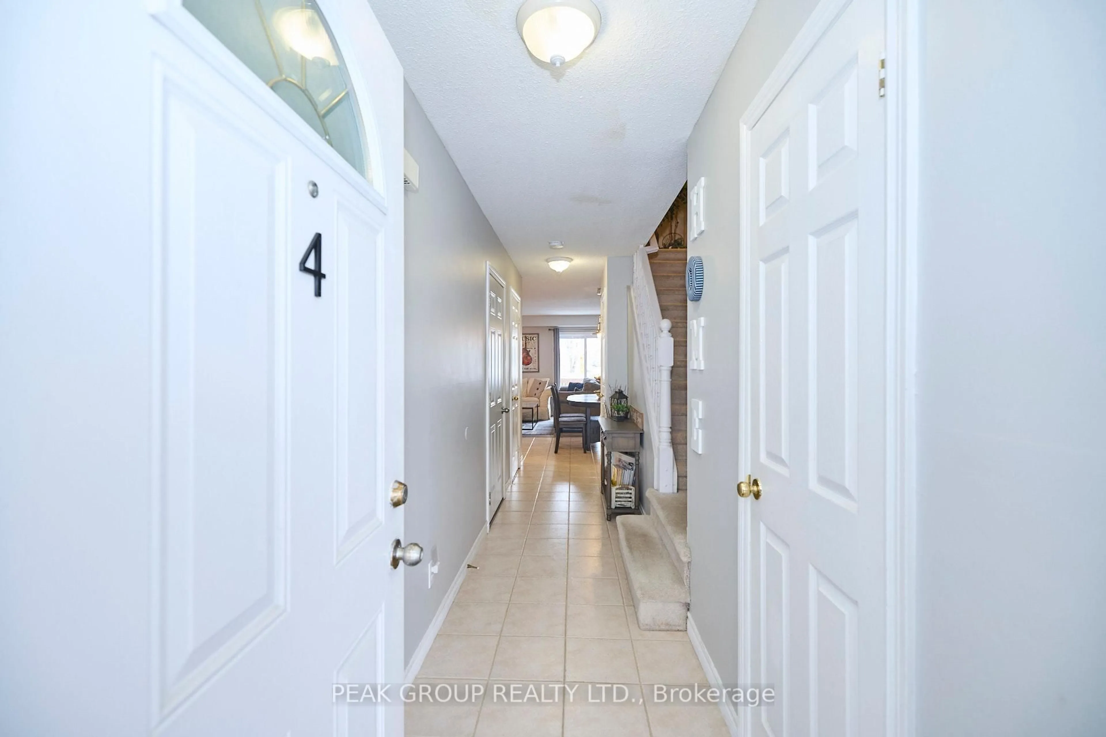 Indoor entryway for 6263 Valley Way #4, Niagara Falls Ontario L2E 0A1