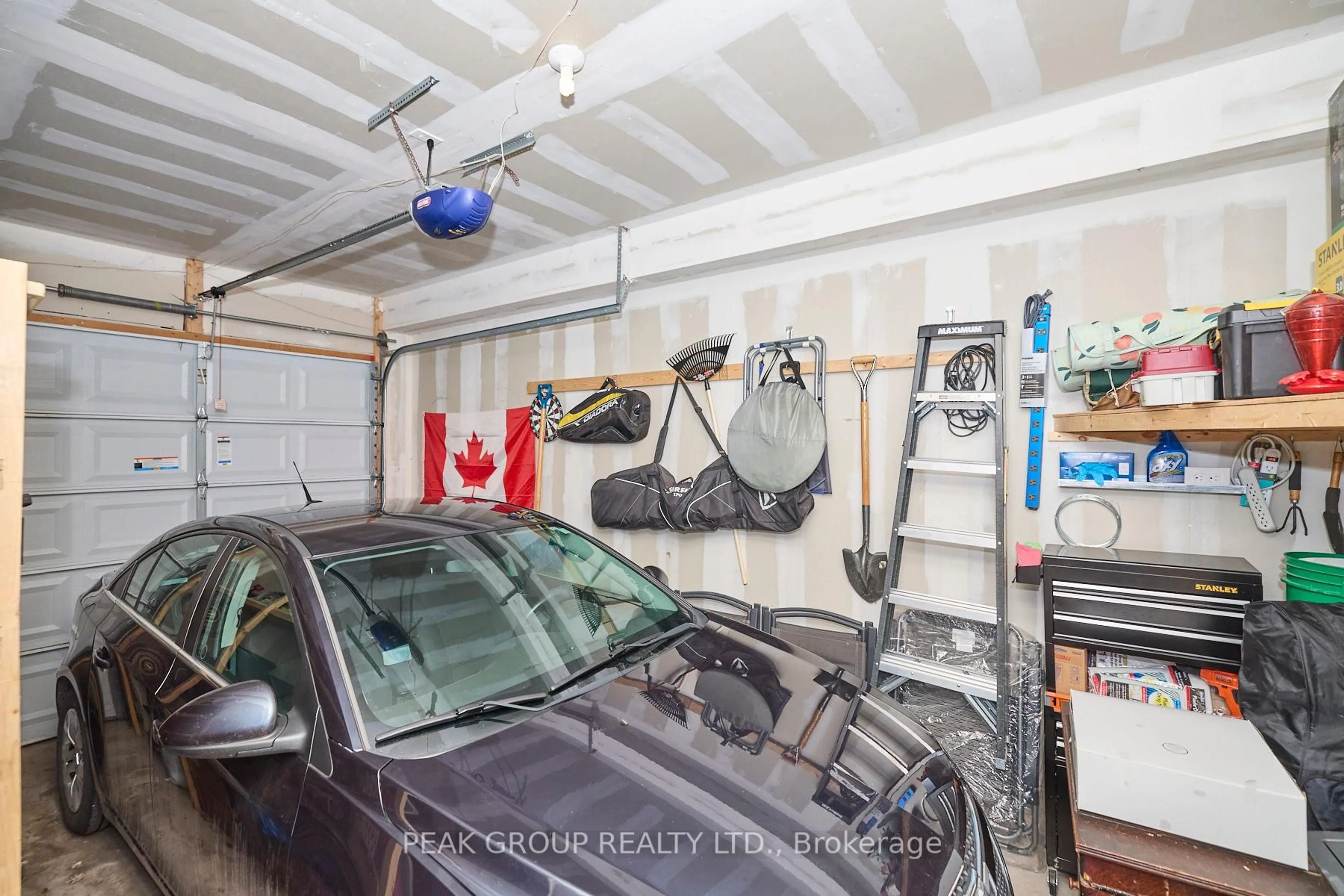 Indoor garage for 6263 Valley Way #4, Niagara Falls Ontario L2E 0A1