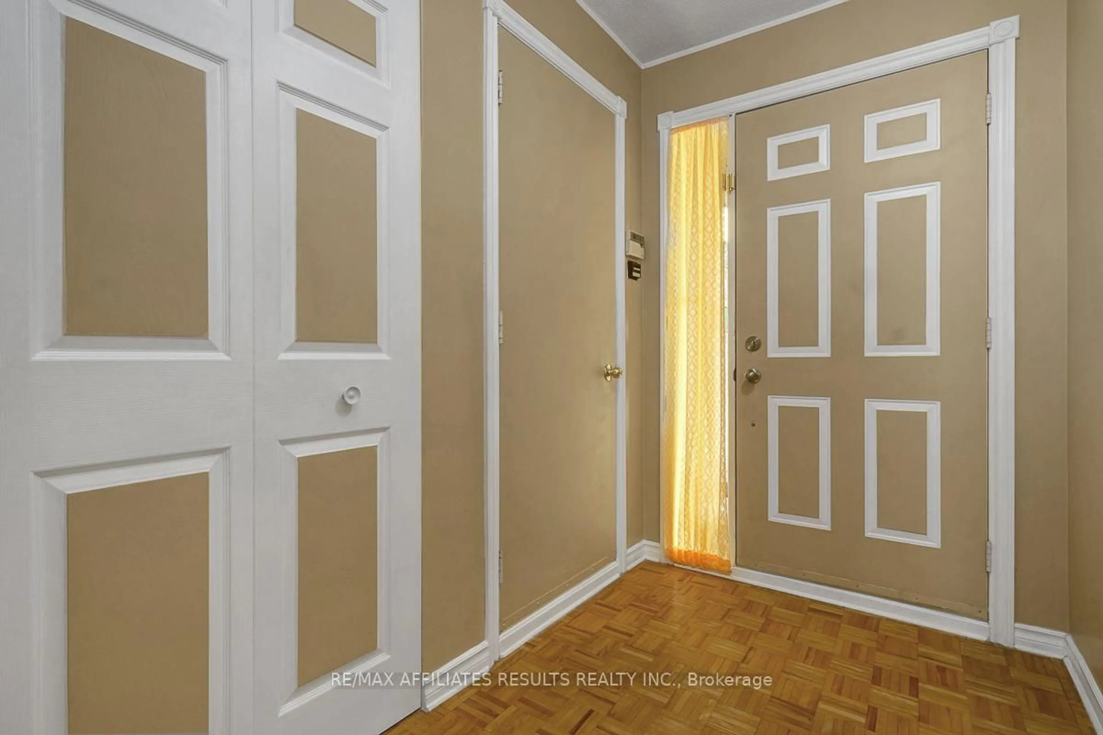 Indoor entryway for 115 Pheasant Run Dr, Ottawa Ontario K2J 2R3