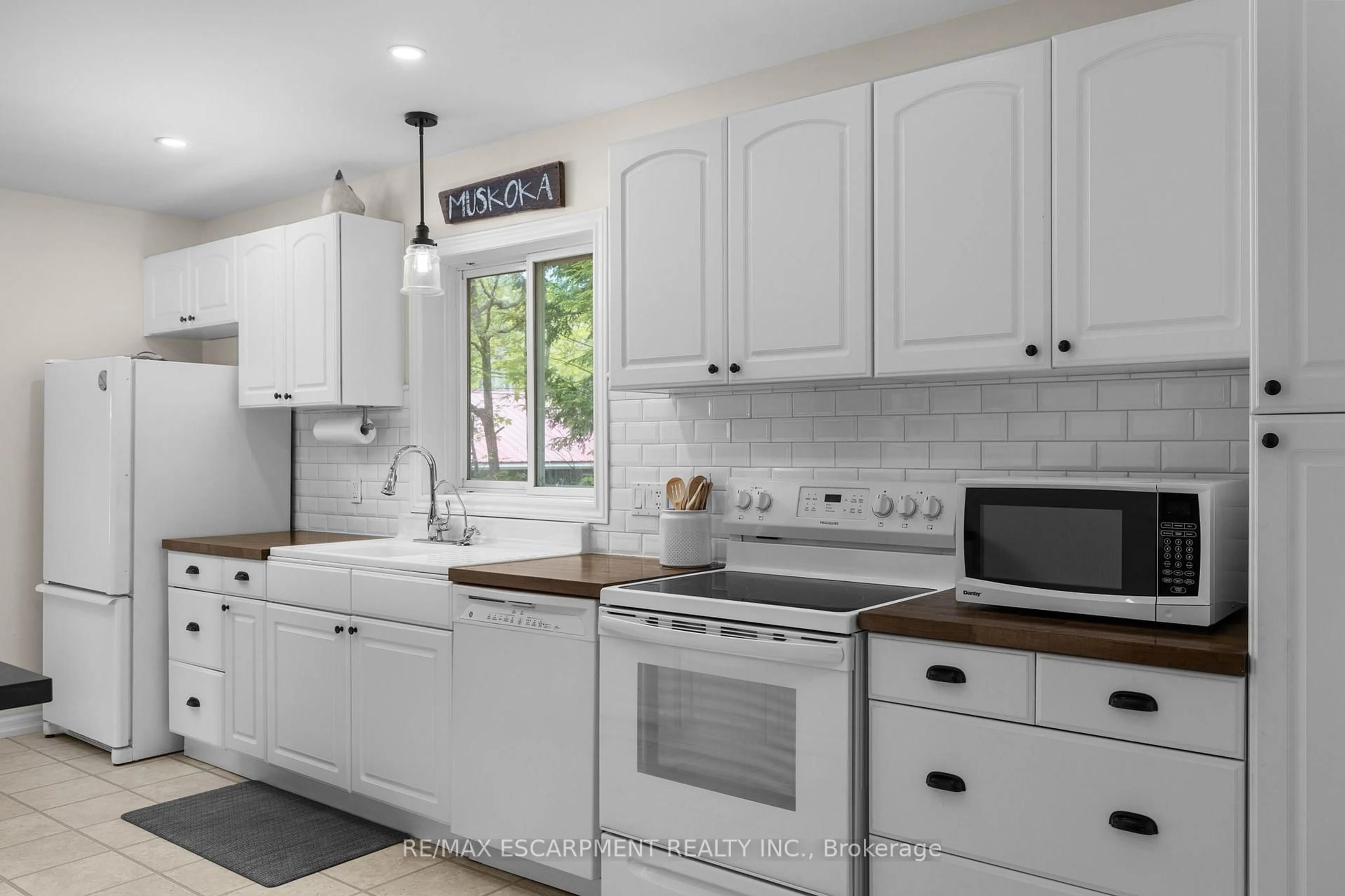 Standard kitchen, ceramic/tile floor for 1166 NORTH SHORE Dr #3, Gravenhurst Ontario P1P 1R3