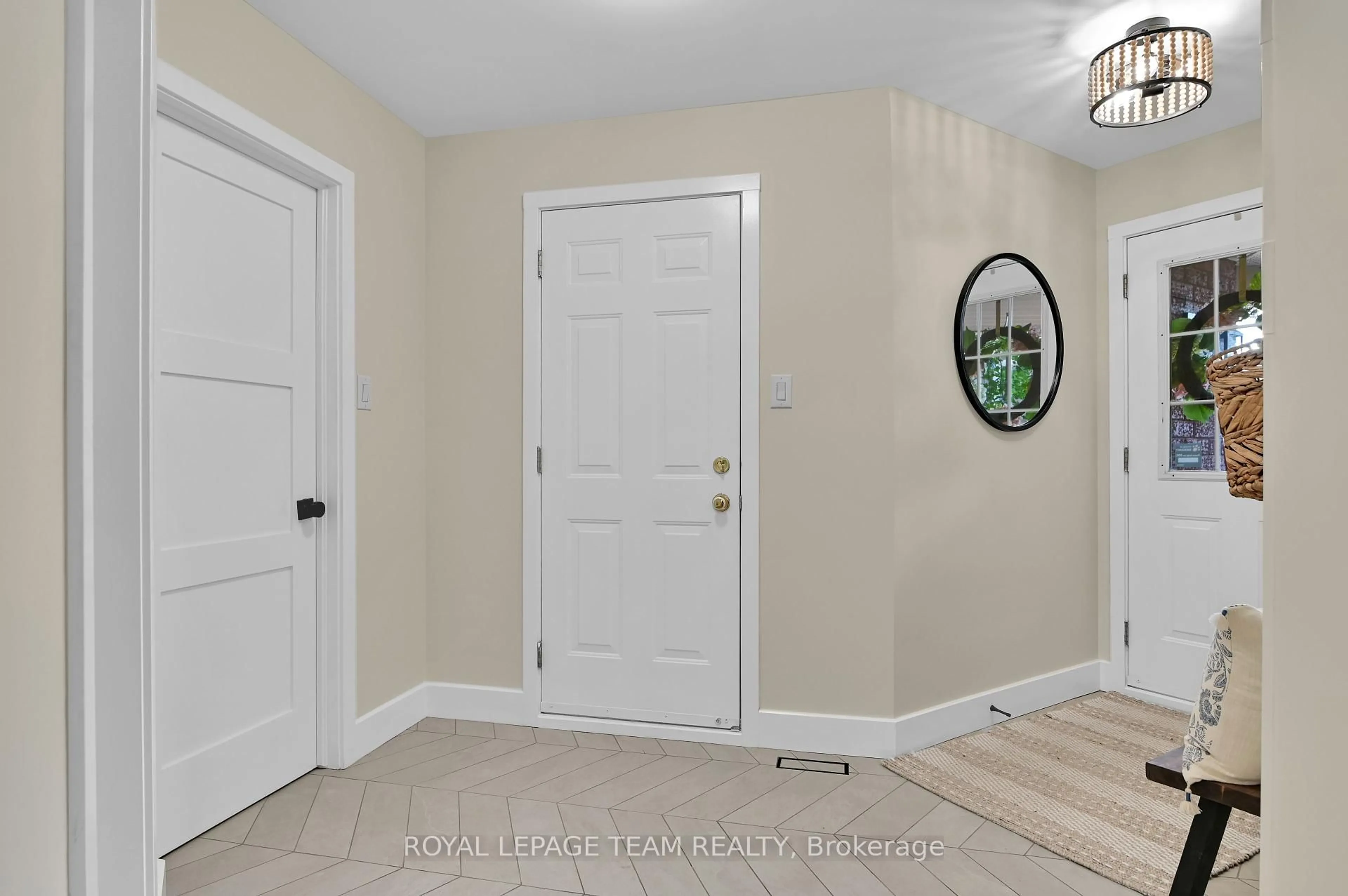 Indoor entryway for 4156 Wolfe Point Way, Ottawa Ontario K1V 1P5