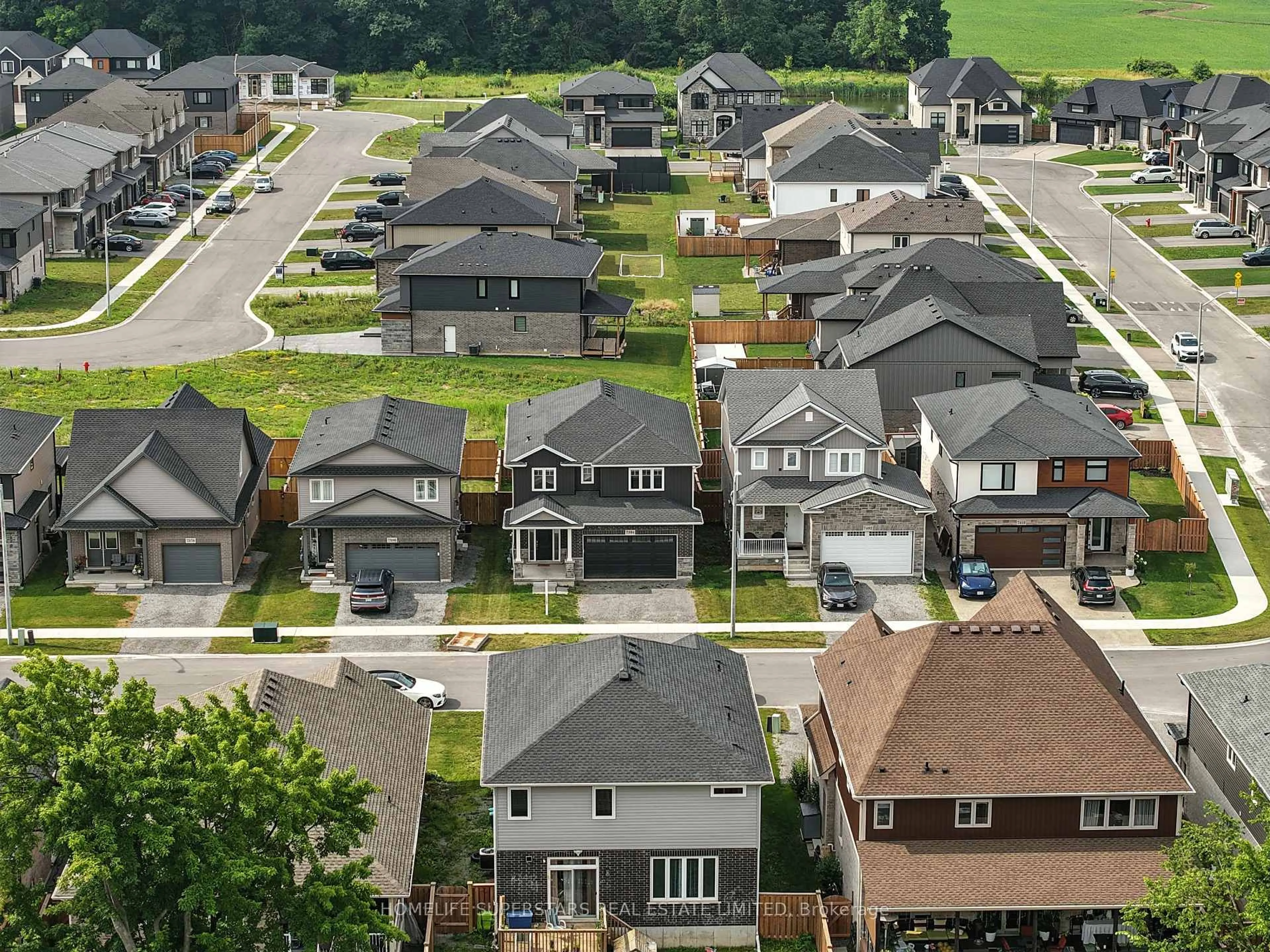 A pic from outside/outdoor area/front of a property/back of a property/a pic from drone, street for 7394 Sherrilee Cres, Niagara Falls Ontario L2H 3T4