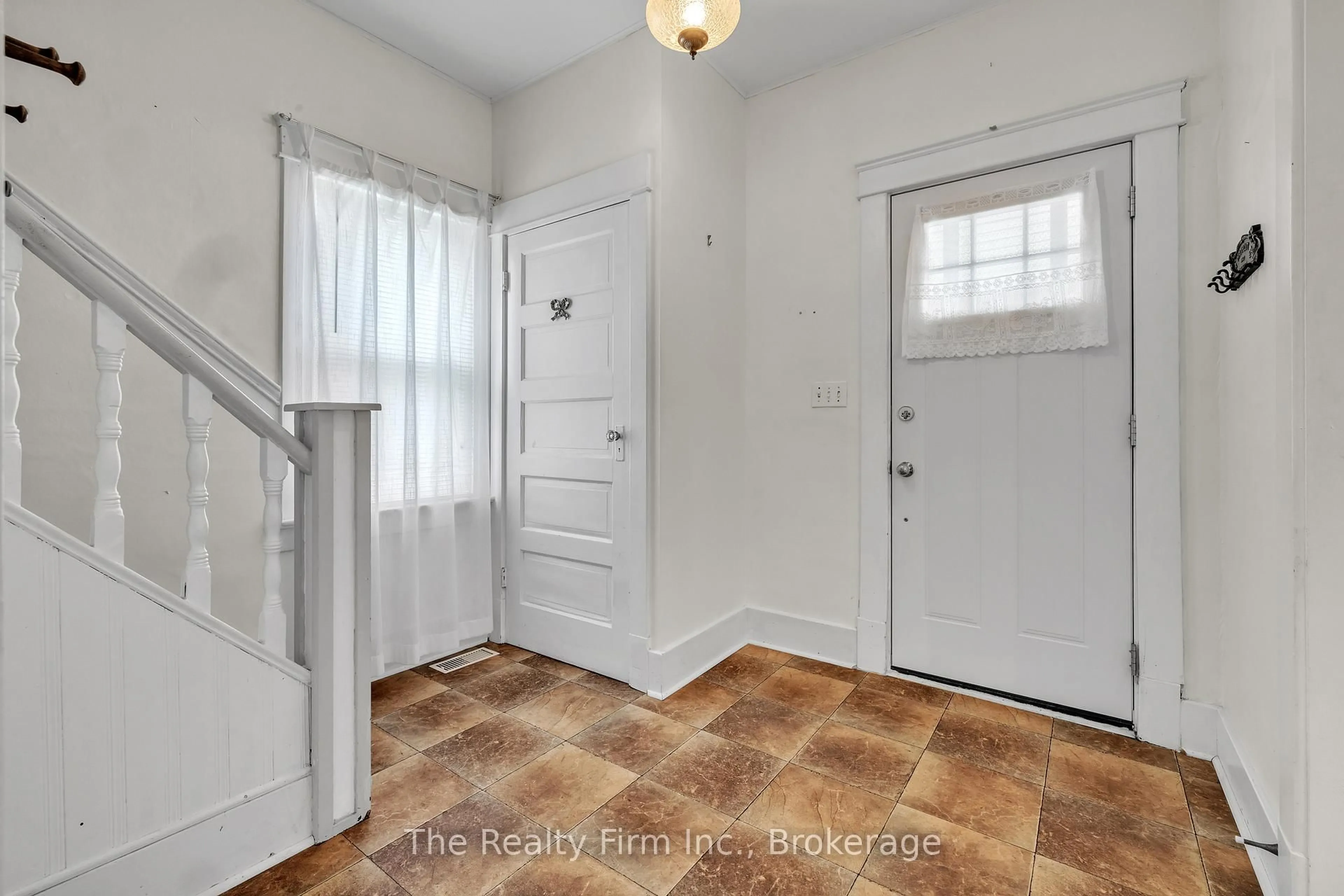 Indoor entryway for 12 James St, Norfolk Ontario N3Y 1E2