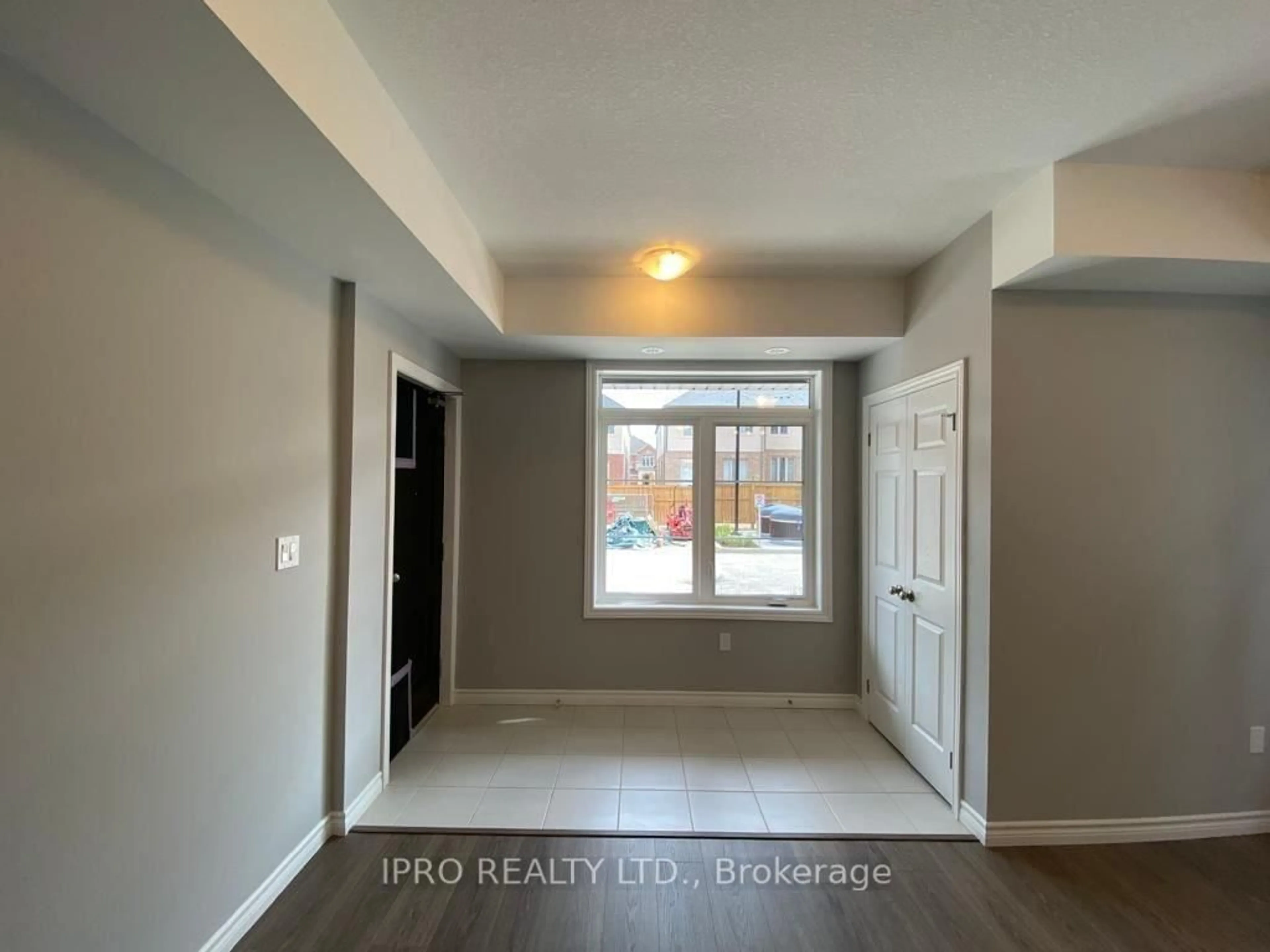 Indoor entryway for 182 Wheat Lane, Kitchener Ontario N2R 1R7