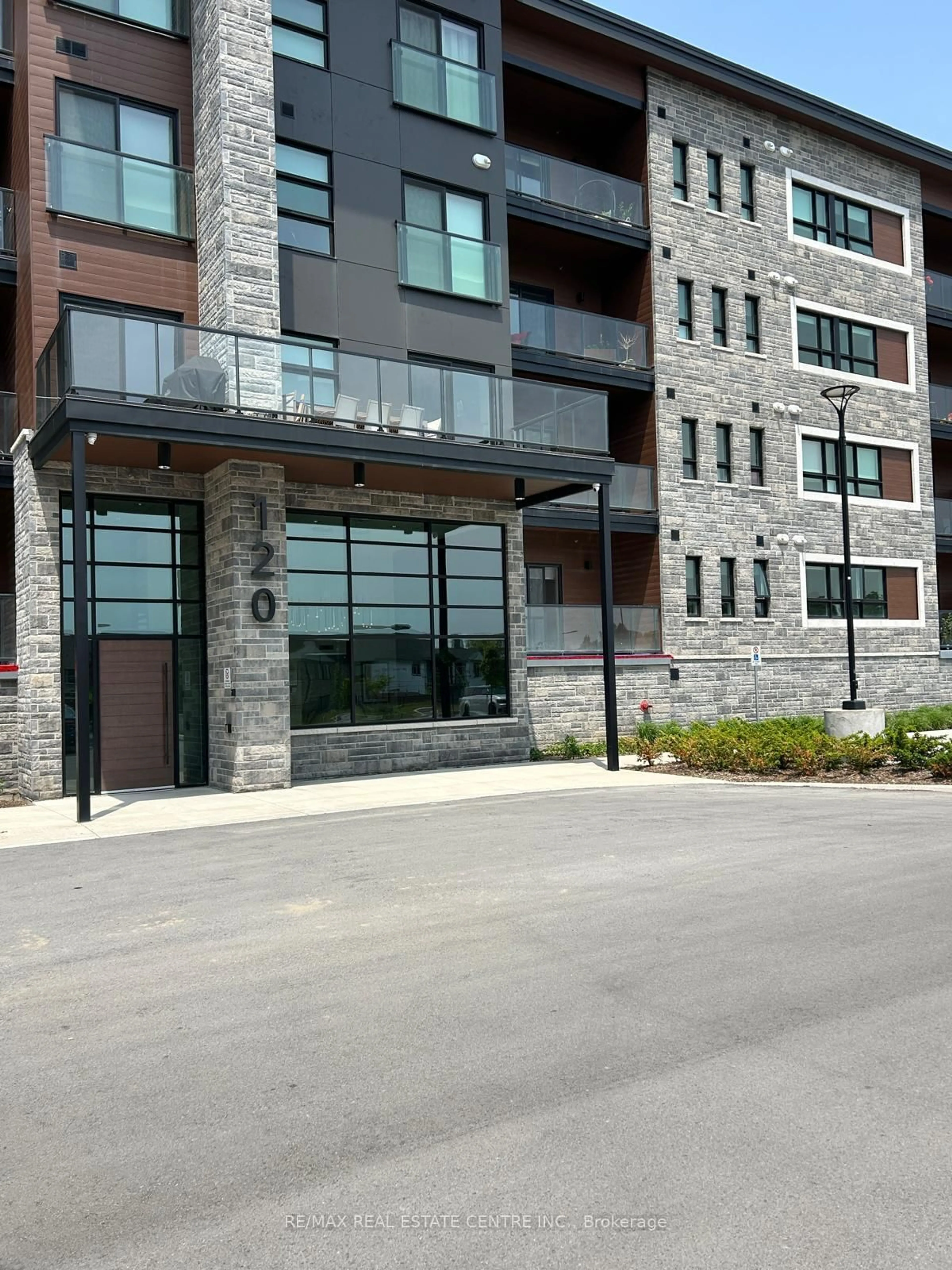 Indoor foyer for 120 Summersides Blvd #108, Pelham Ontario L0S 1E1