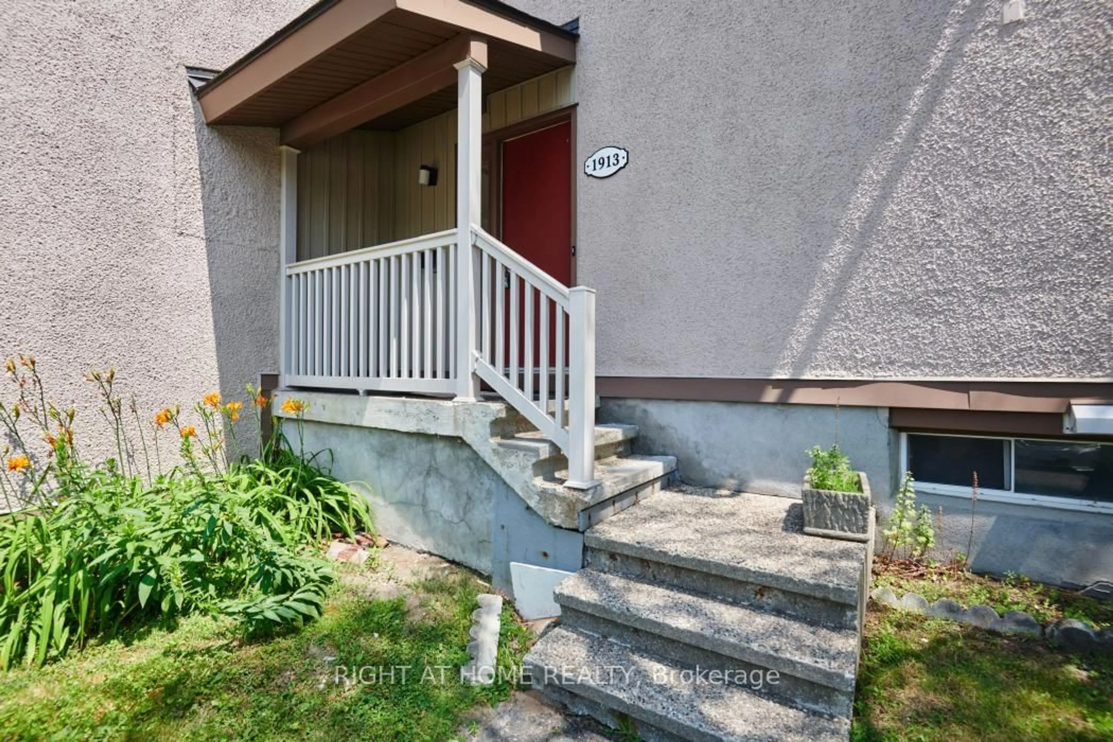 Unknown for 1913 Stonehenge Cres #92, Ottawa Ontario K1B 4N7