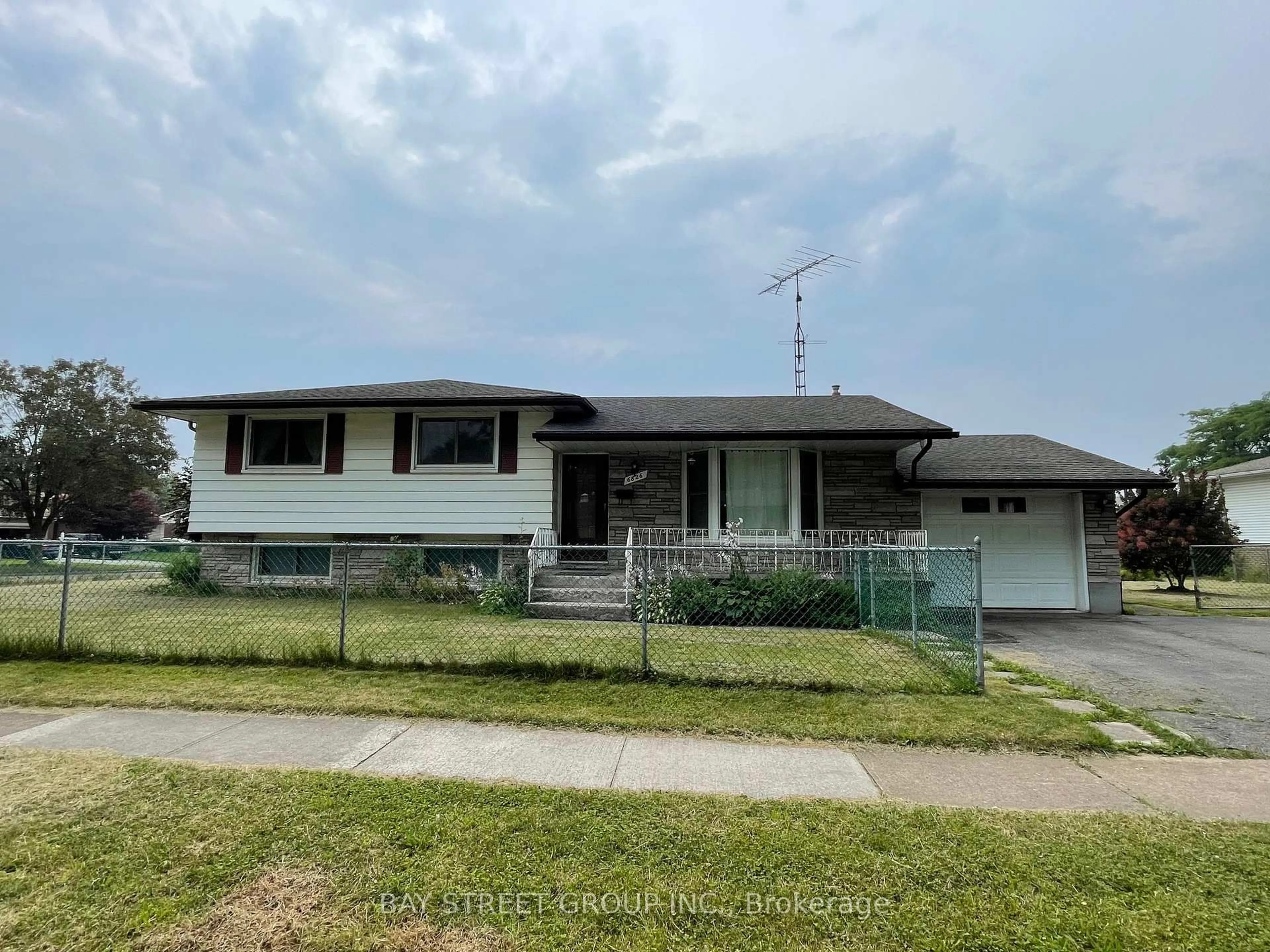 Home with vinyl exterior material, street for 6870 Corwin Cres, Niagara Falls Ontario L2G 2H3
