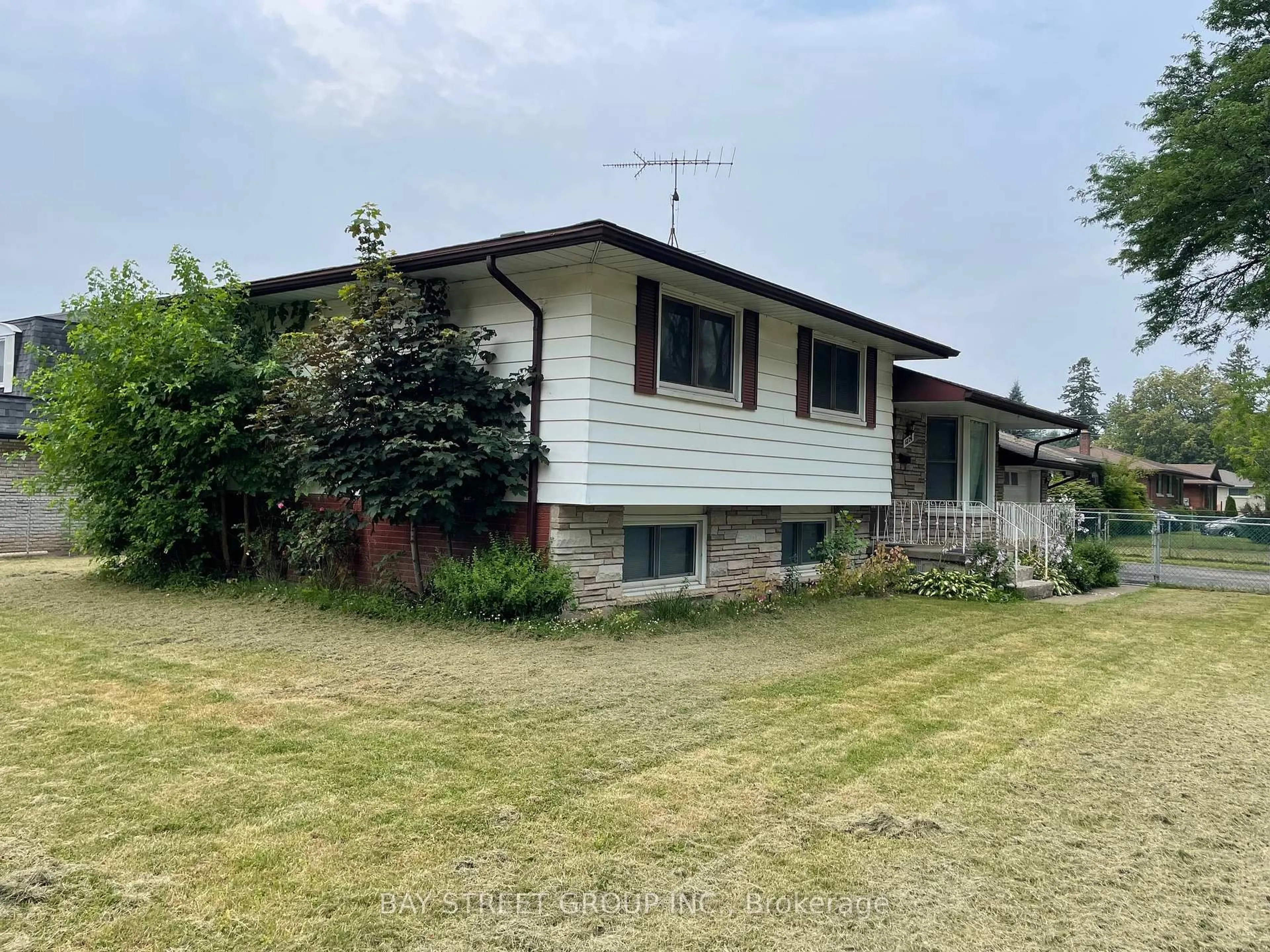 A pic from outside/outdoor area/front of a property/back of a property/a pic from drone, unknown for 6870 Corwin Cres, Niagara Falls Ontario L2G 2H3