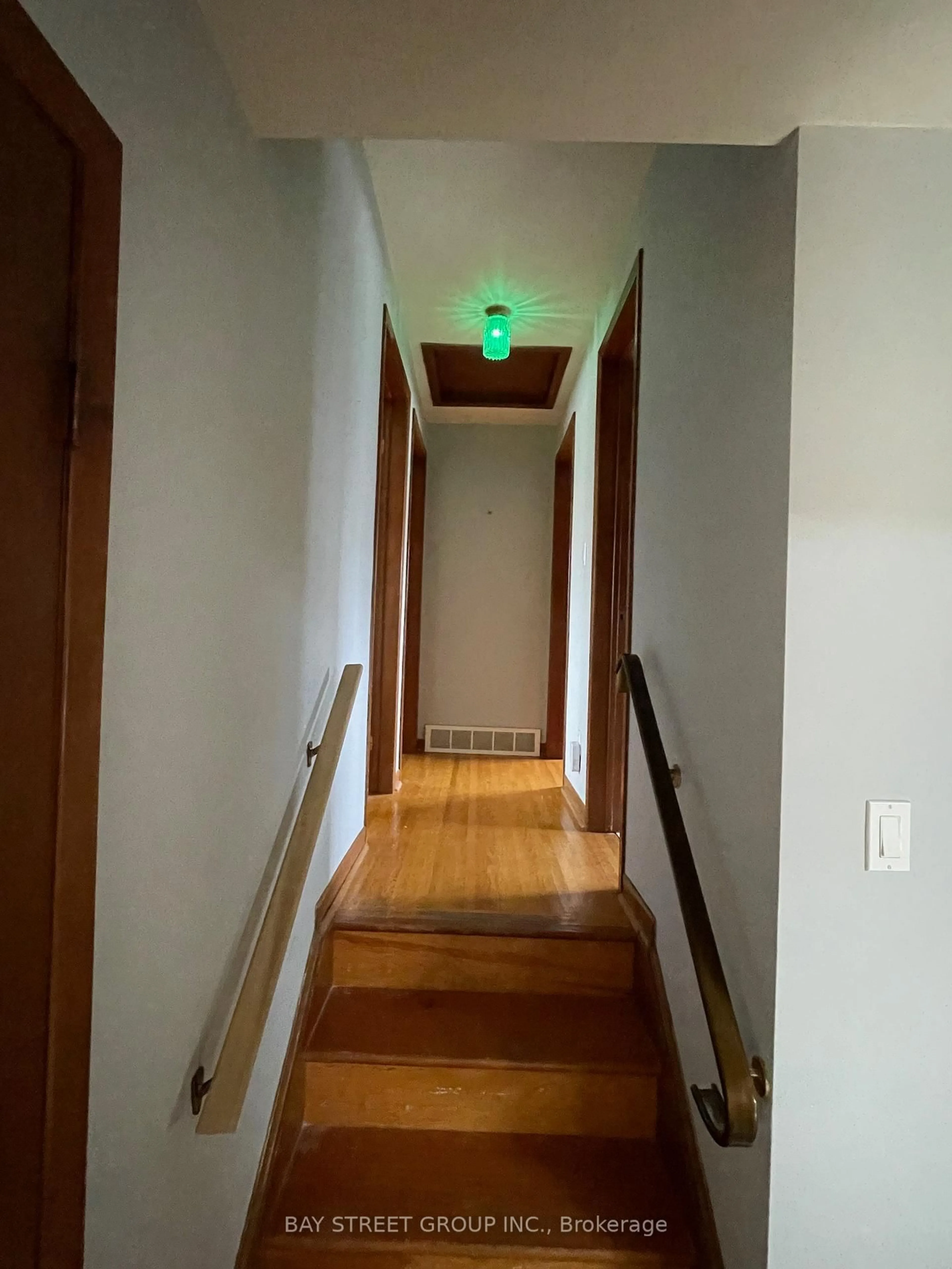 Indoor foyer for 6870 Corwin Cres, Niagara Falls Ontario L2G 2H3