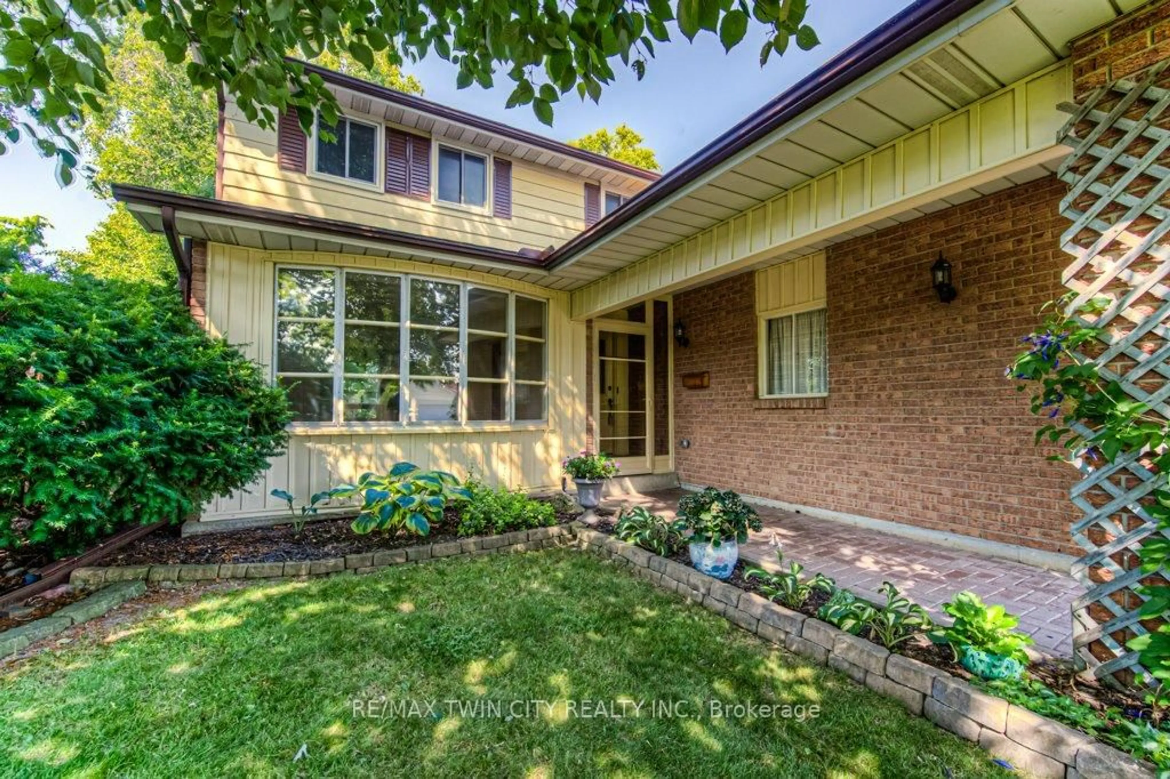 Home with brick exterior material, street for 172 Brookside Cres, Kitchener Ontario N2N 1H1