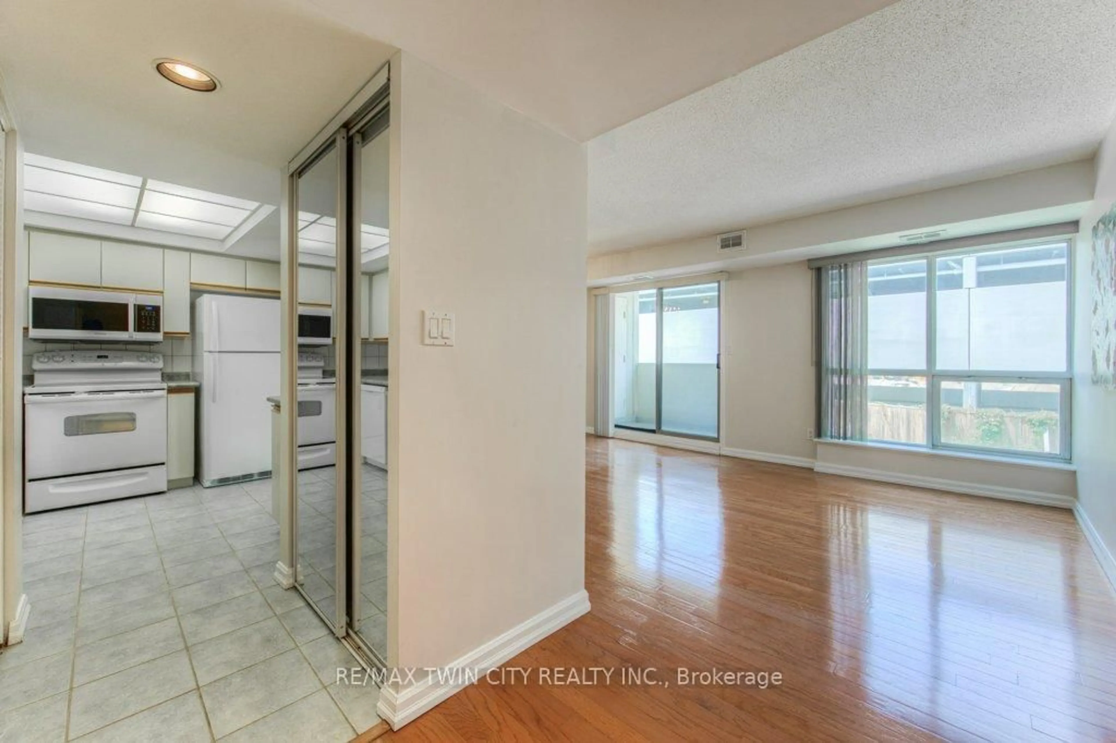 Unknown for 3267 King St #202, Kitchener Ontario N2A 4A4