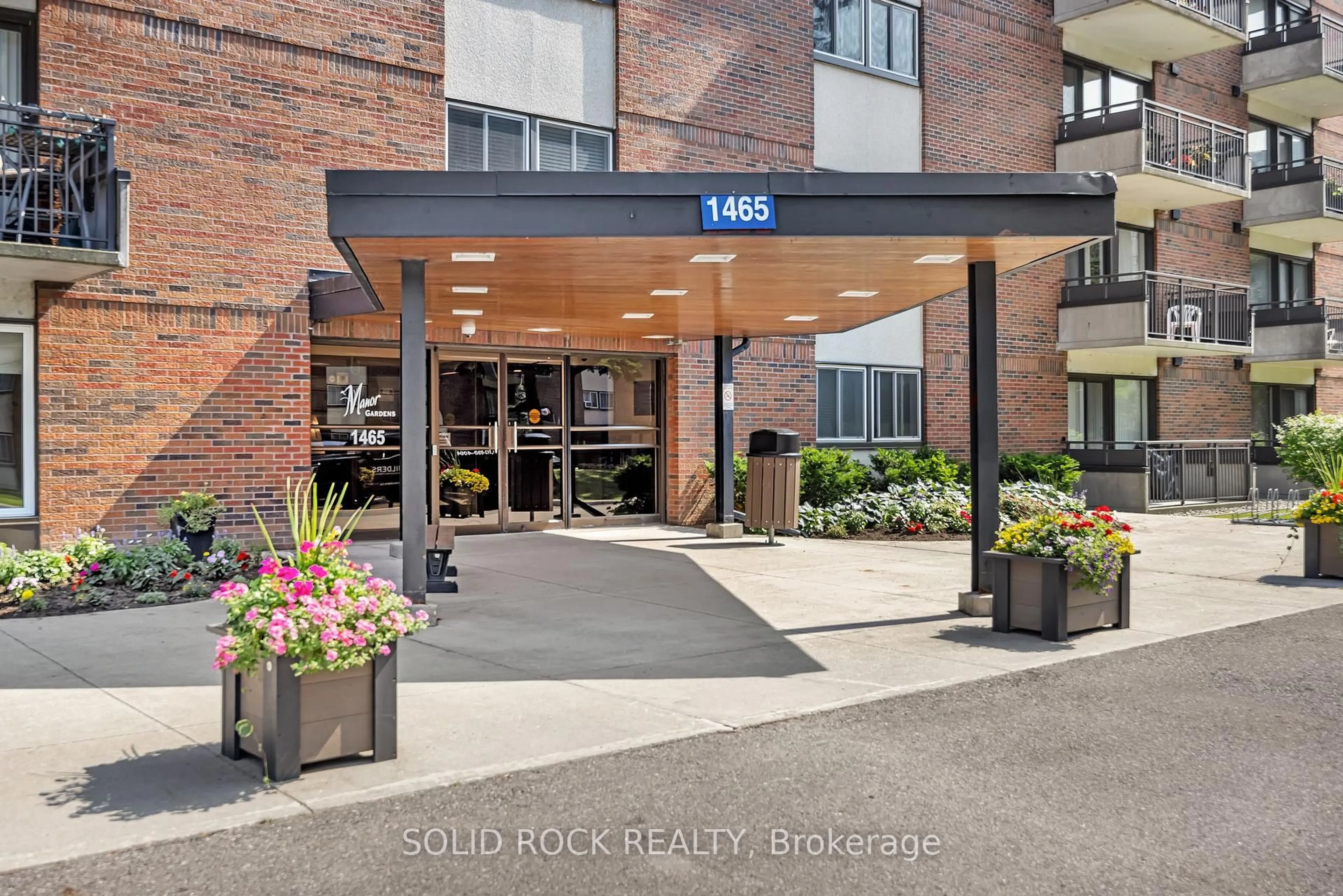 Indoor foyer for 1465 Baseline Rd, Ottawa Ontario K2C 3L9