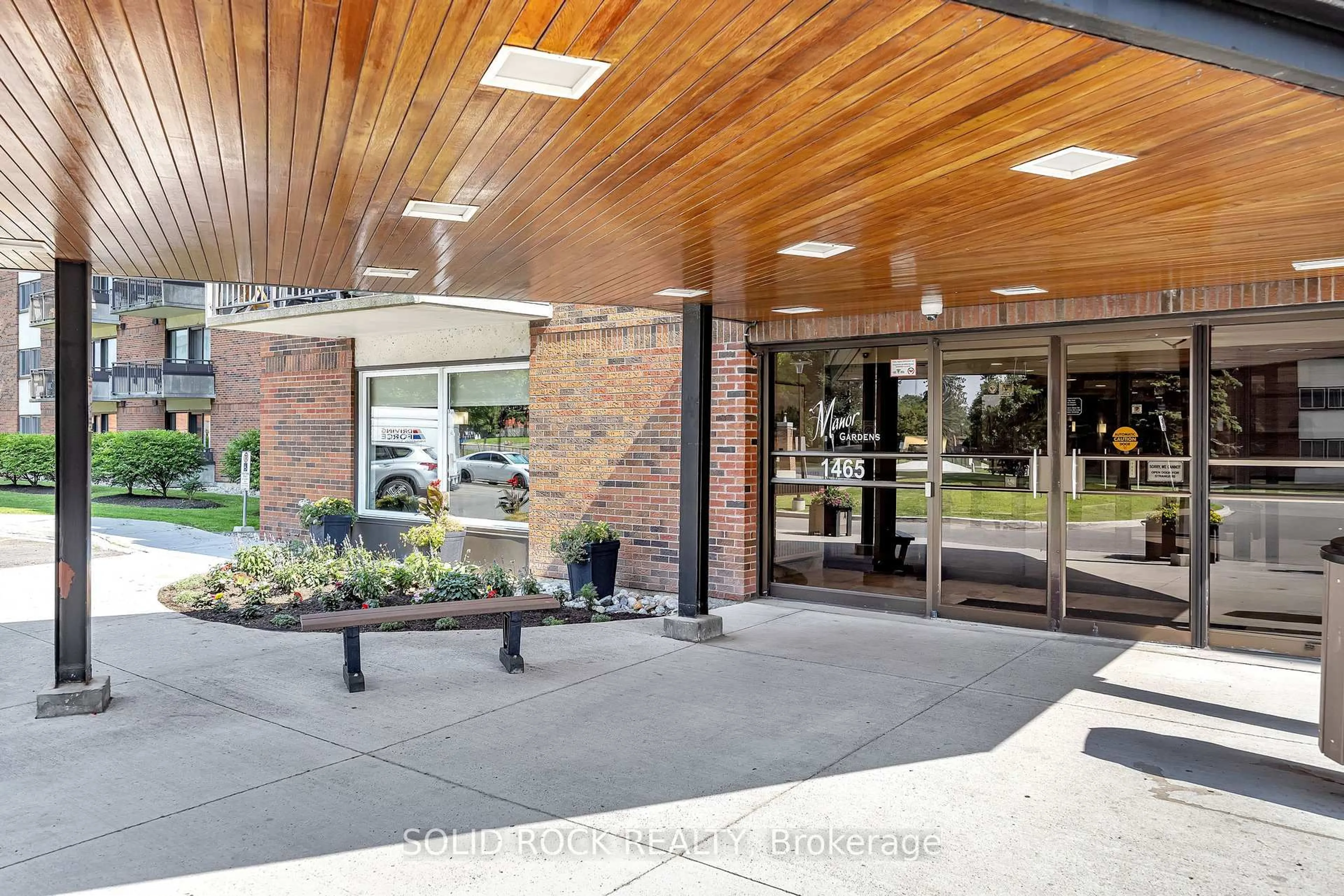 Indoor foyer for 1465 Baseline Rd, Ottawa Ontario K2C 3L9