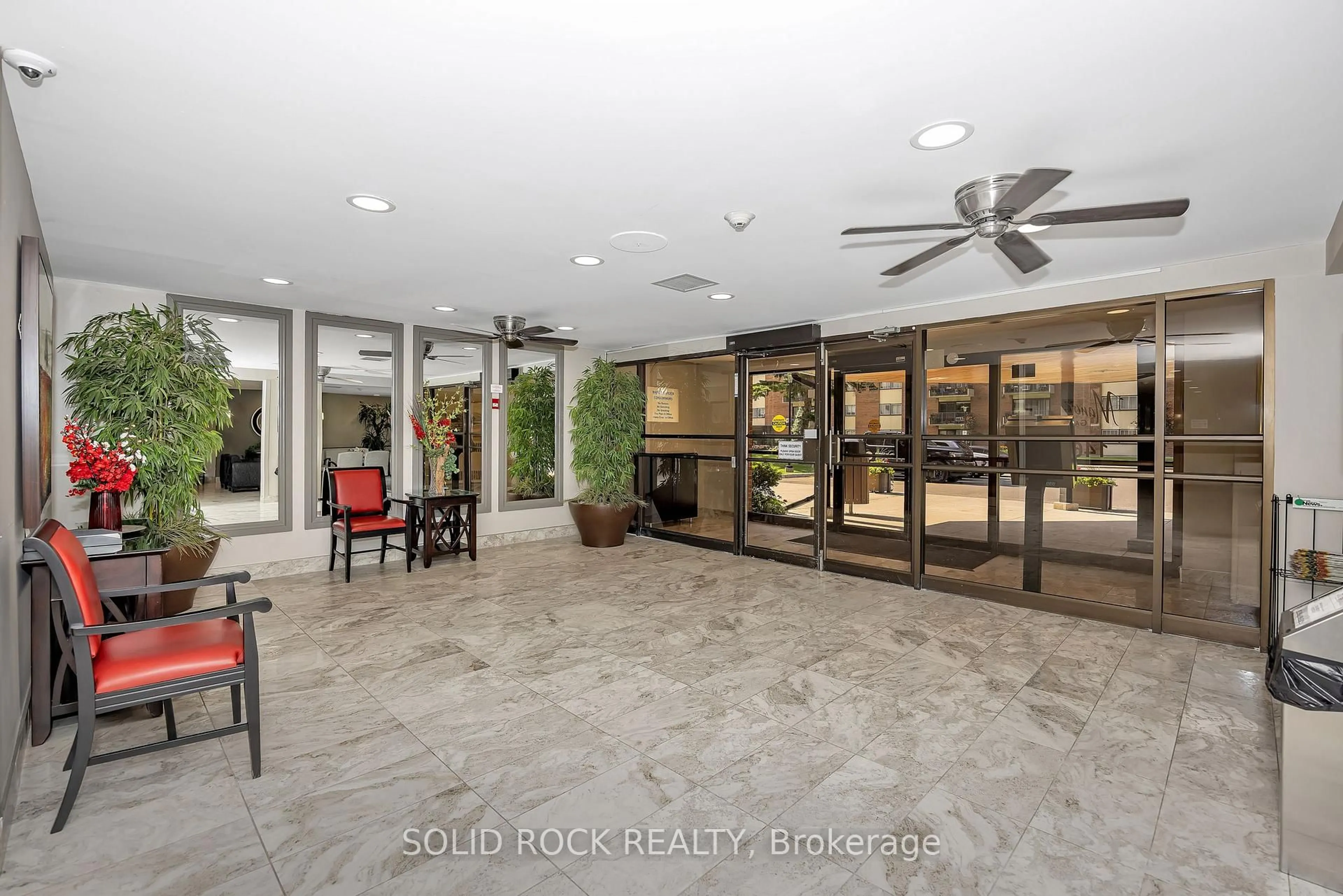 Indoor foyer for 1465 Baseline Rd, Ottawa Ontario K2C 3L9