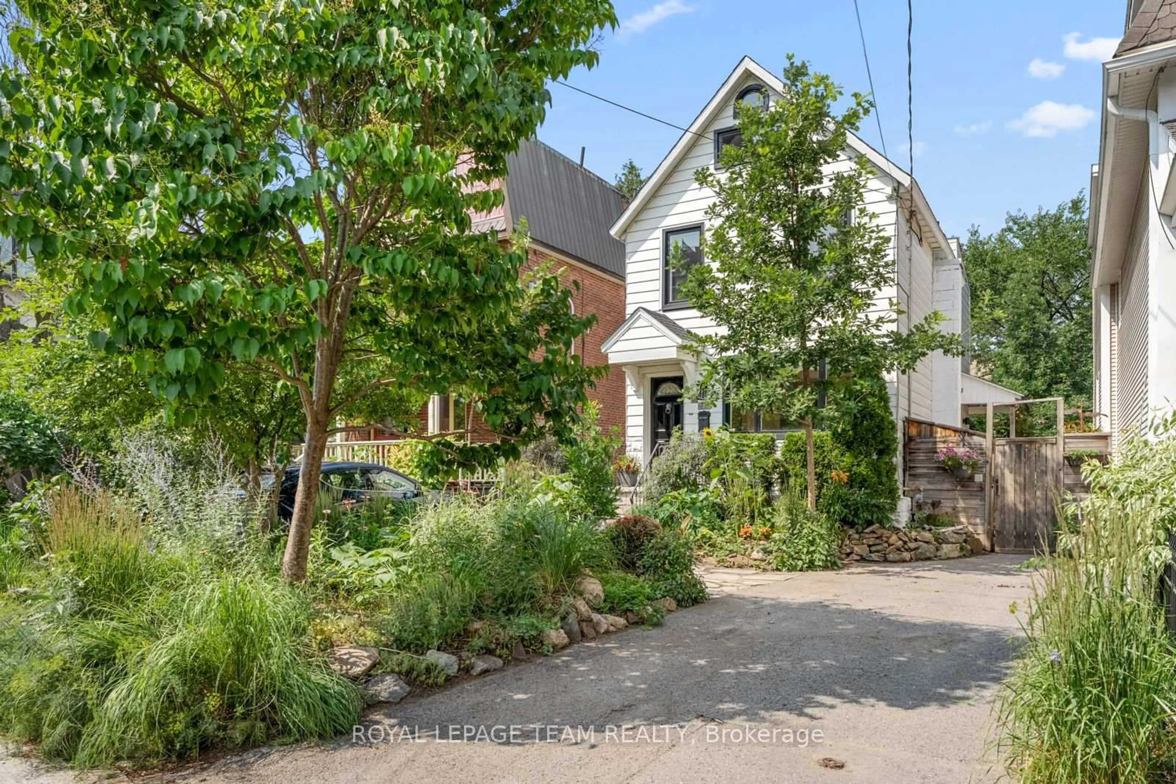 A pic from outside/outdoor area/front of a property/back of a property/a pic from drone, street for 298 Mackay St, Ottawa Ontario K1M 2B8