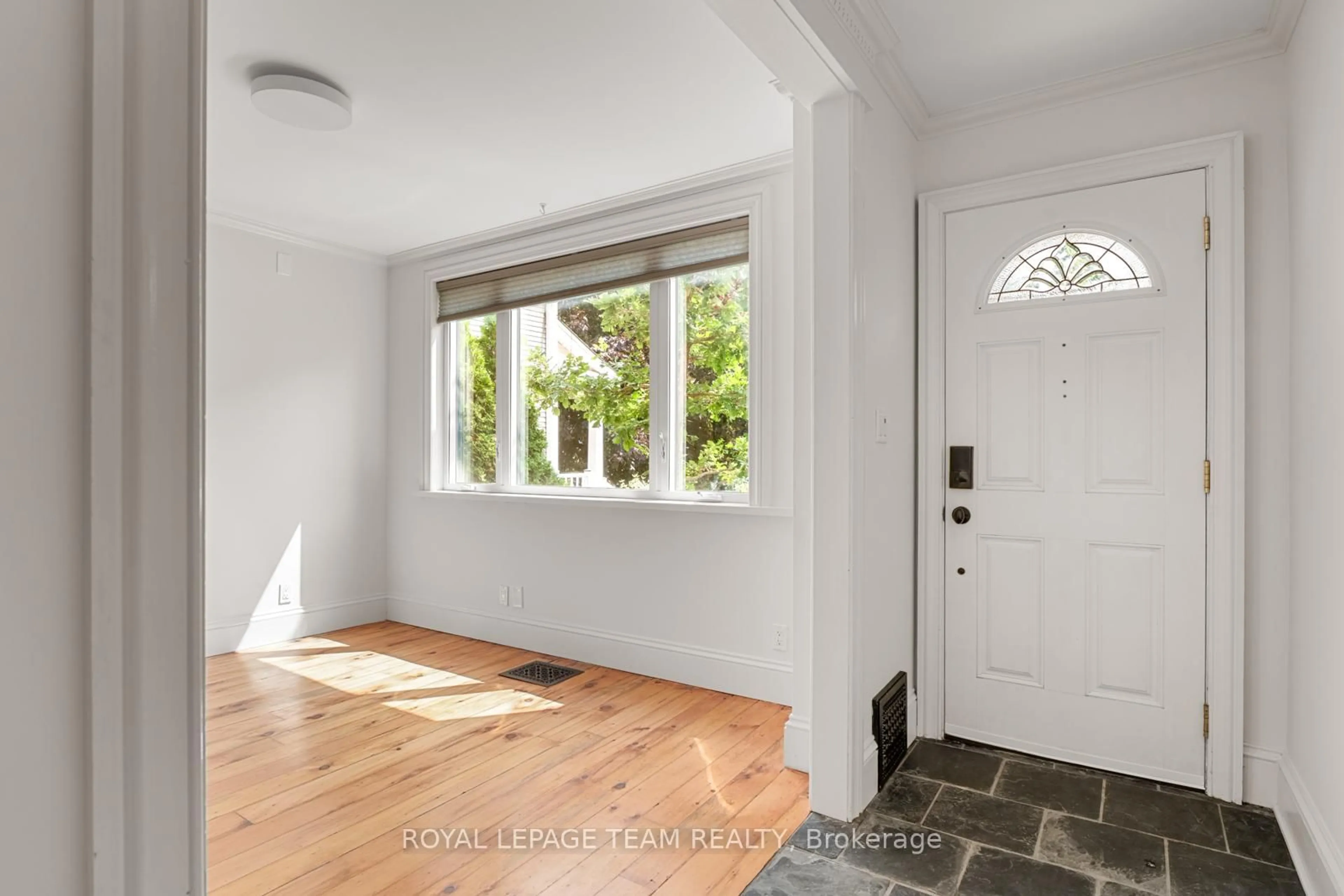 Indoor entryway for 298 Mackay St, Ottawa Ontario K1M 2B8