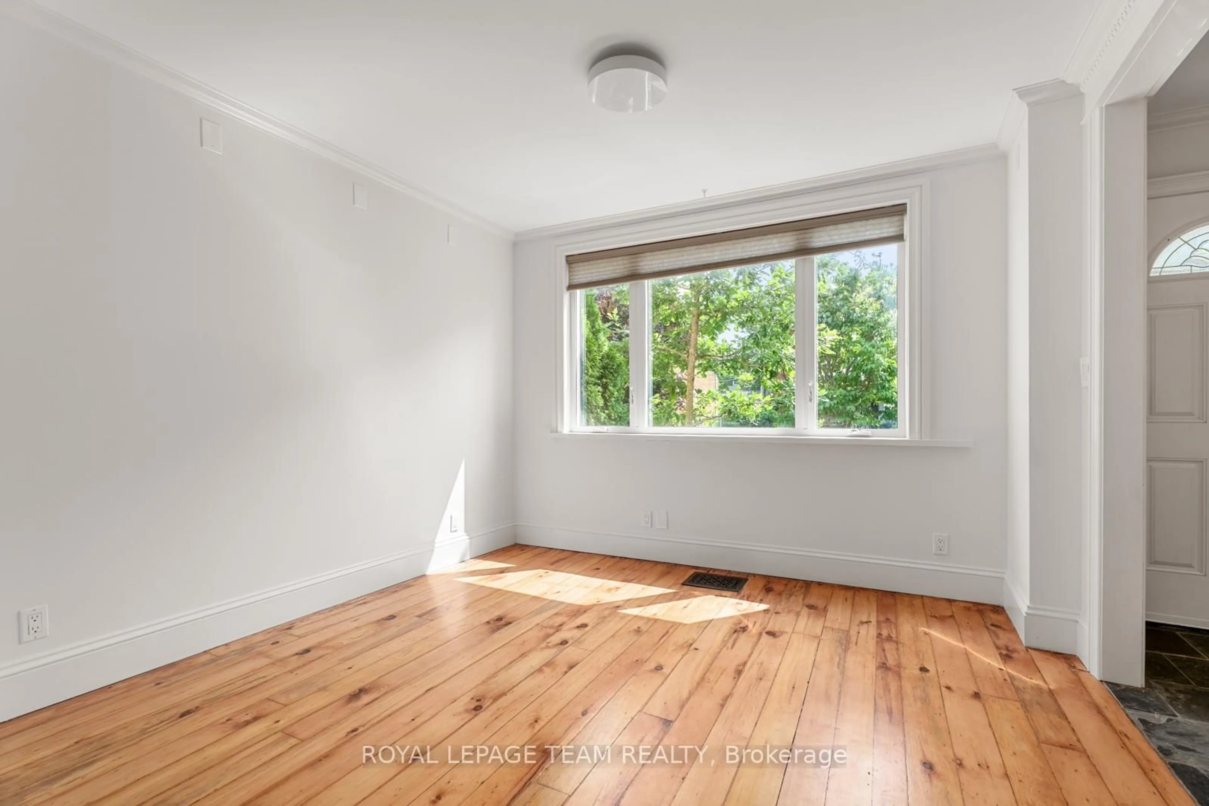 A pic of a room for 298 Mackay St, Ottawa Ontario K1M 2B8