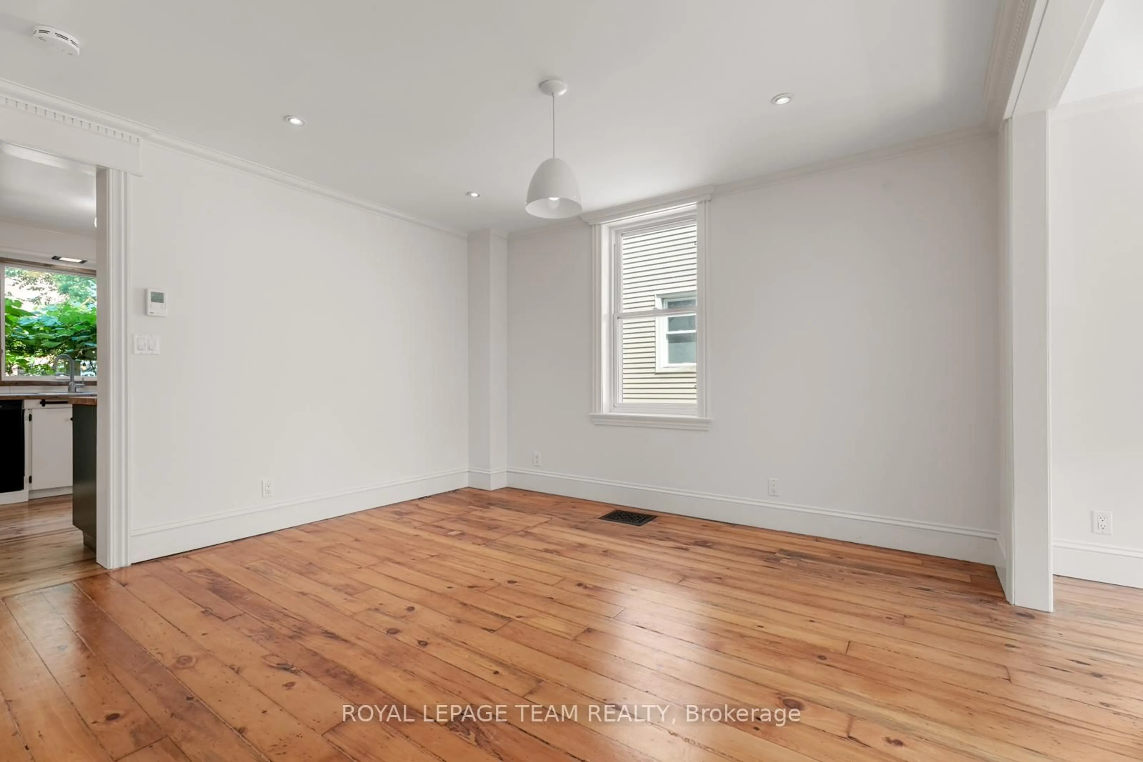 A pic of a room for 298 Mackay St, Ottawa Ontario K1M 2B8