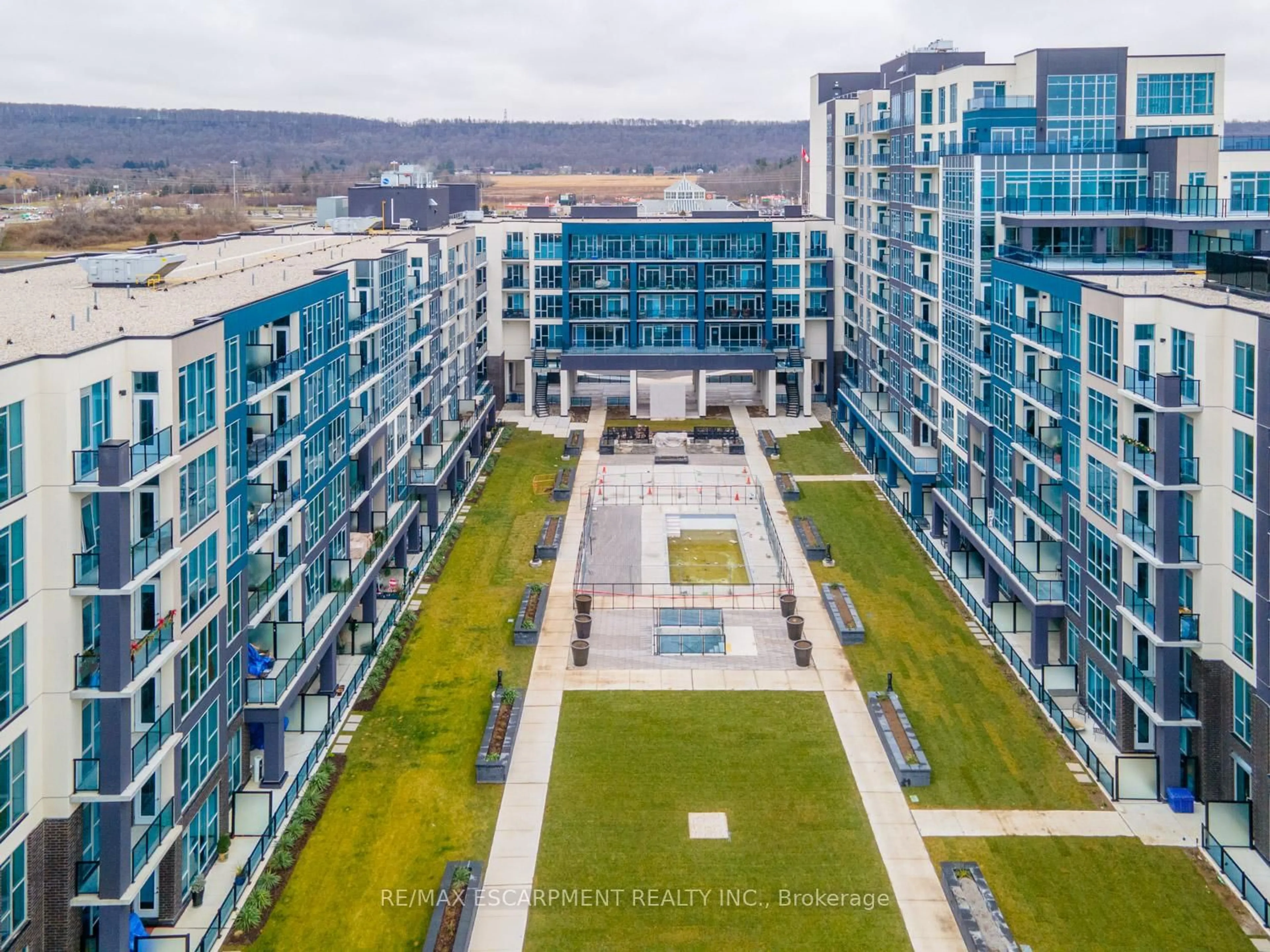 A pic from outside/outdoor area/front of a property/back of a property/a pic from drone, unknown for 16 Concord Pl #513, Grimsby Ontario L3M 0J1