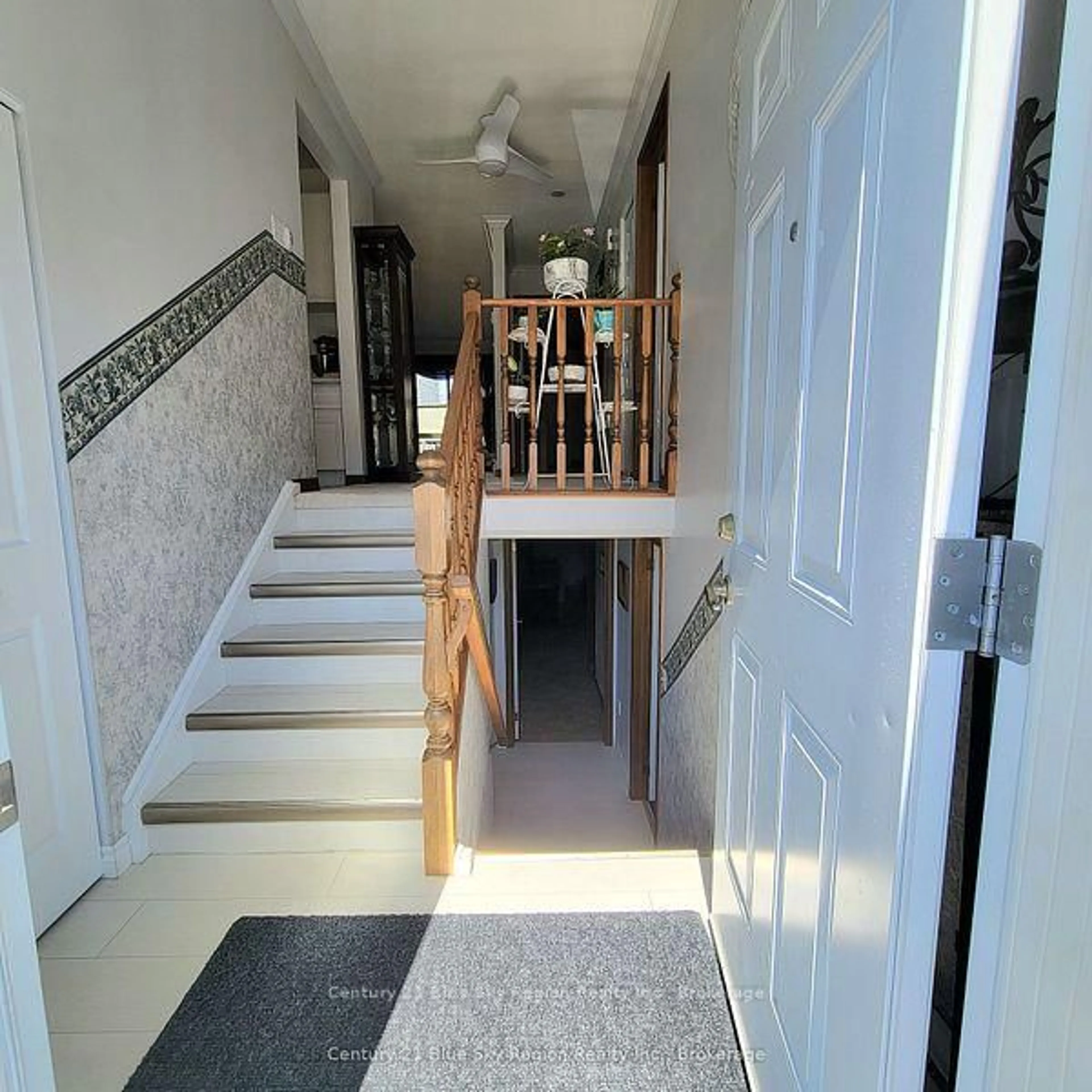 Indoor foyer for 624 Lakeshore Dr #16, North Bay Ontario P1A 2E8