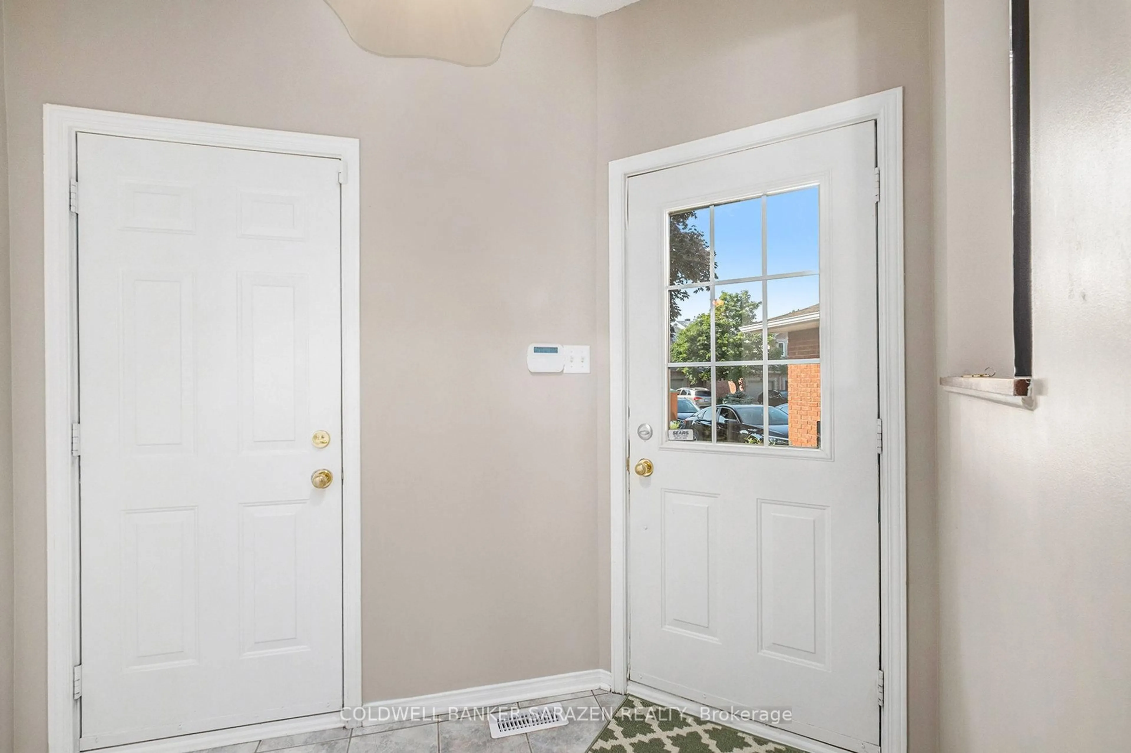 Indoor entryway for 3836 Crowsnest Ave, Ottawa Ontario K1V 1K4