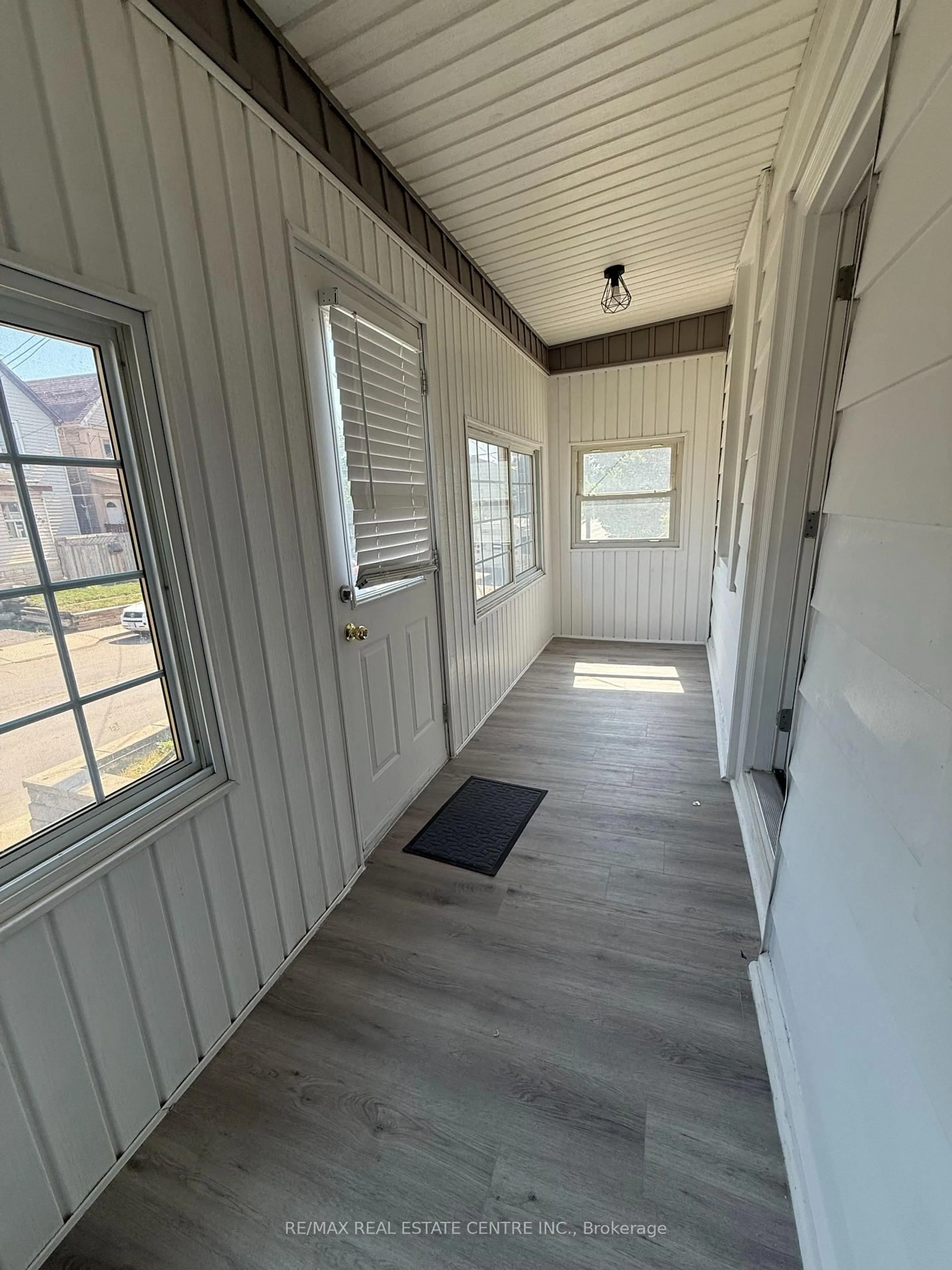 Indoor entryway for 266 Beach Rd #UPPER, Hamilton Ontario L8L 4B2
