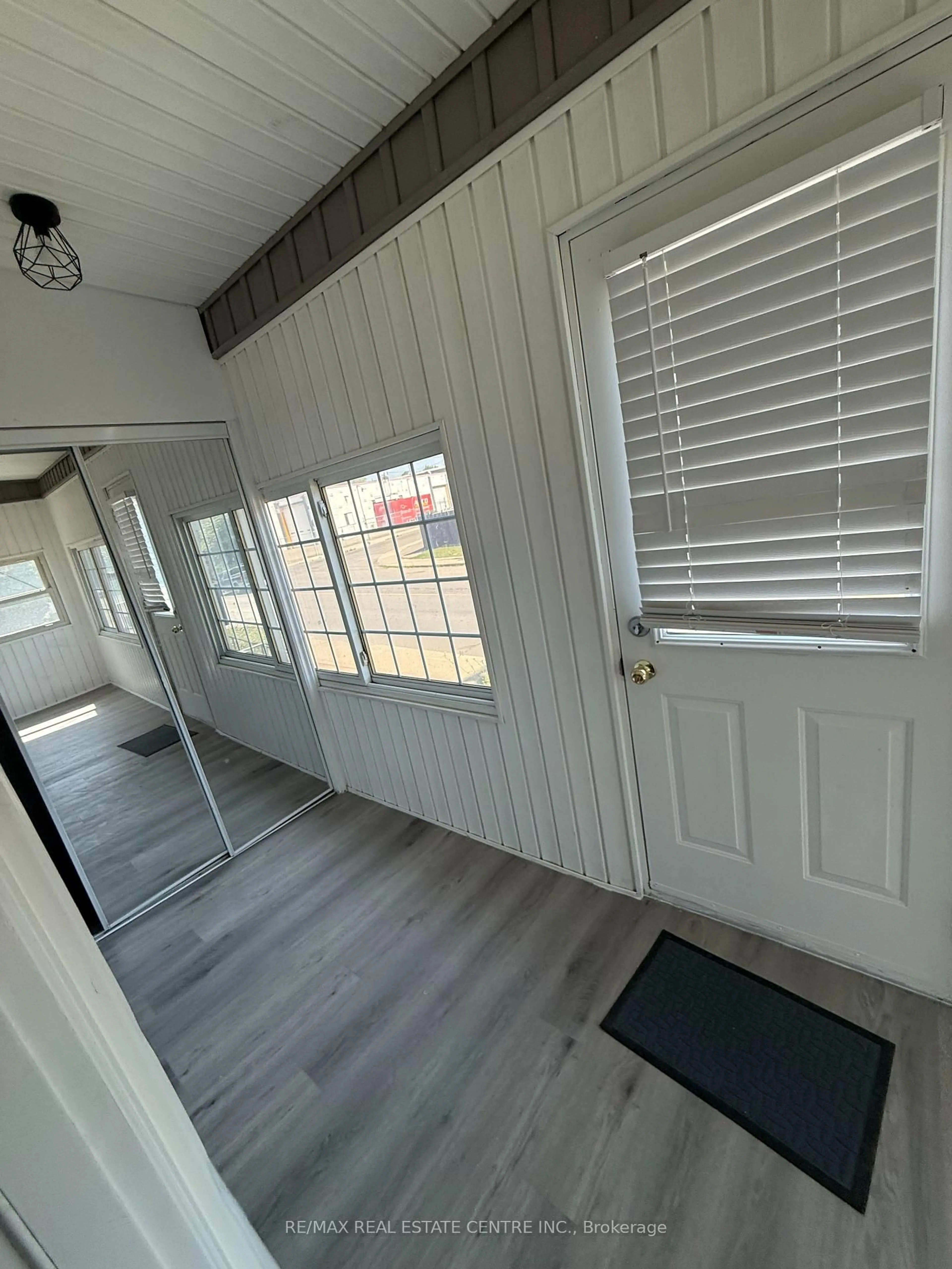 Indoor entryway for 266 Beach Rd #UPPER, Hamilton Ontario L8L 4B2