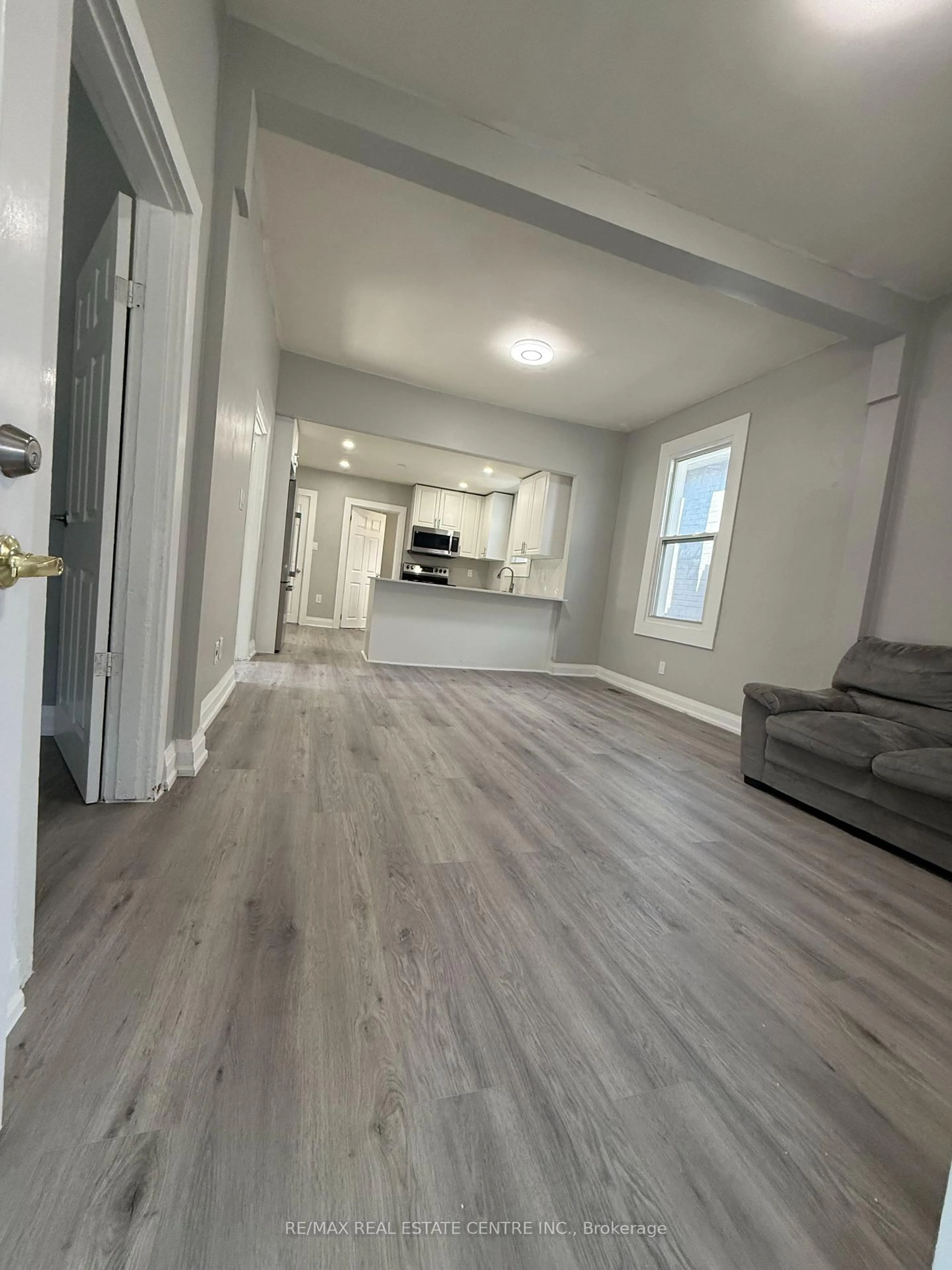 A pic of a room for 266 Beach Rd #UPPER, Hamilton Ontario L8L 4B2
